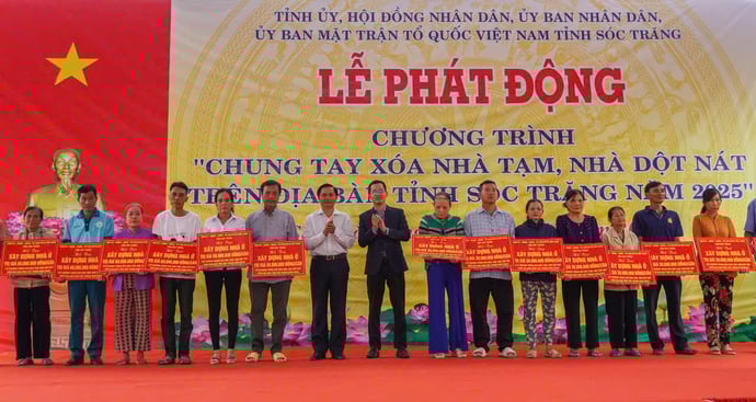 Công ty XSKT Sóc Trăng đóng góp hỗ trợ chương trình xóa nhà dột...