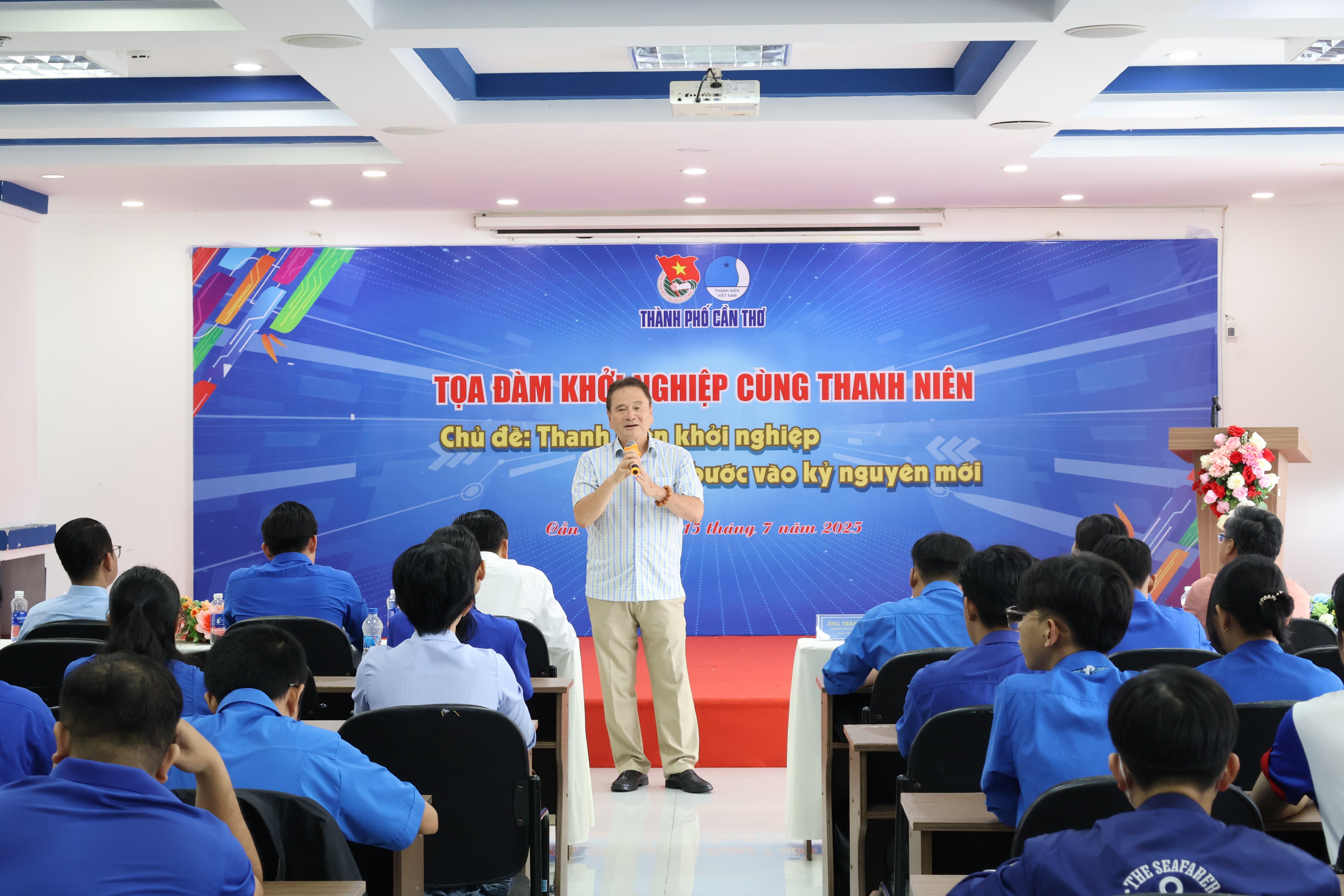 Diễn giả Trần Sĩ Chương - Chuyên gia Kinh tế và Chiến lược phát triển doanh nghiệp trao đổi tại tọa đàm.