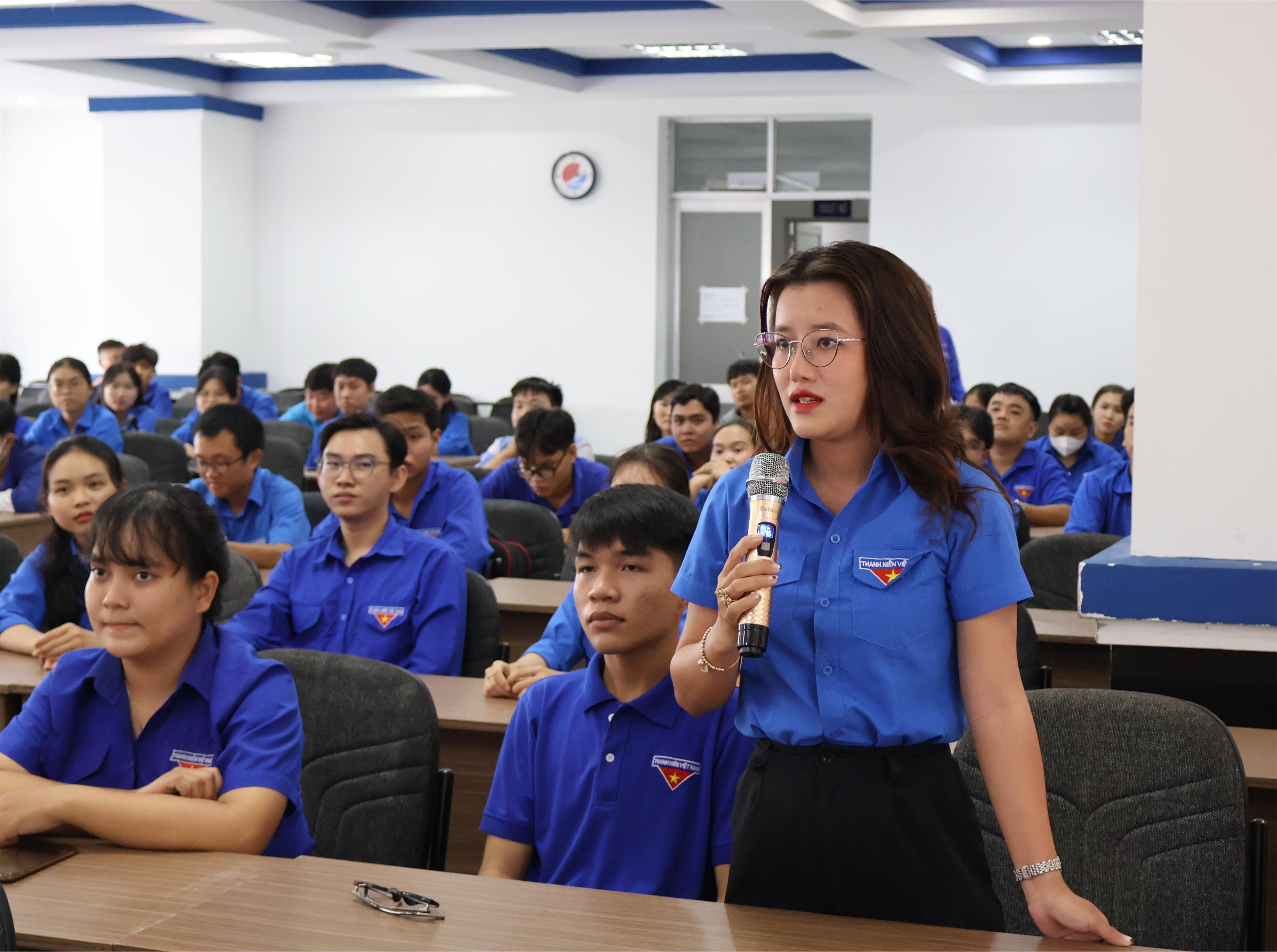 Đoàn viên, thanh niên đặt câu hỏi tại tọa đàm.