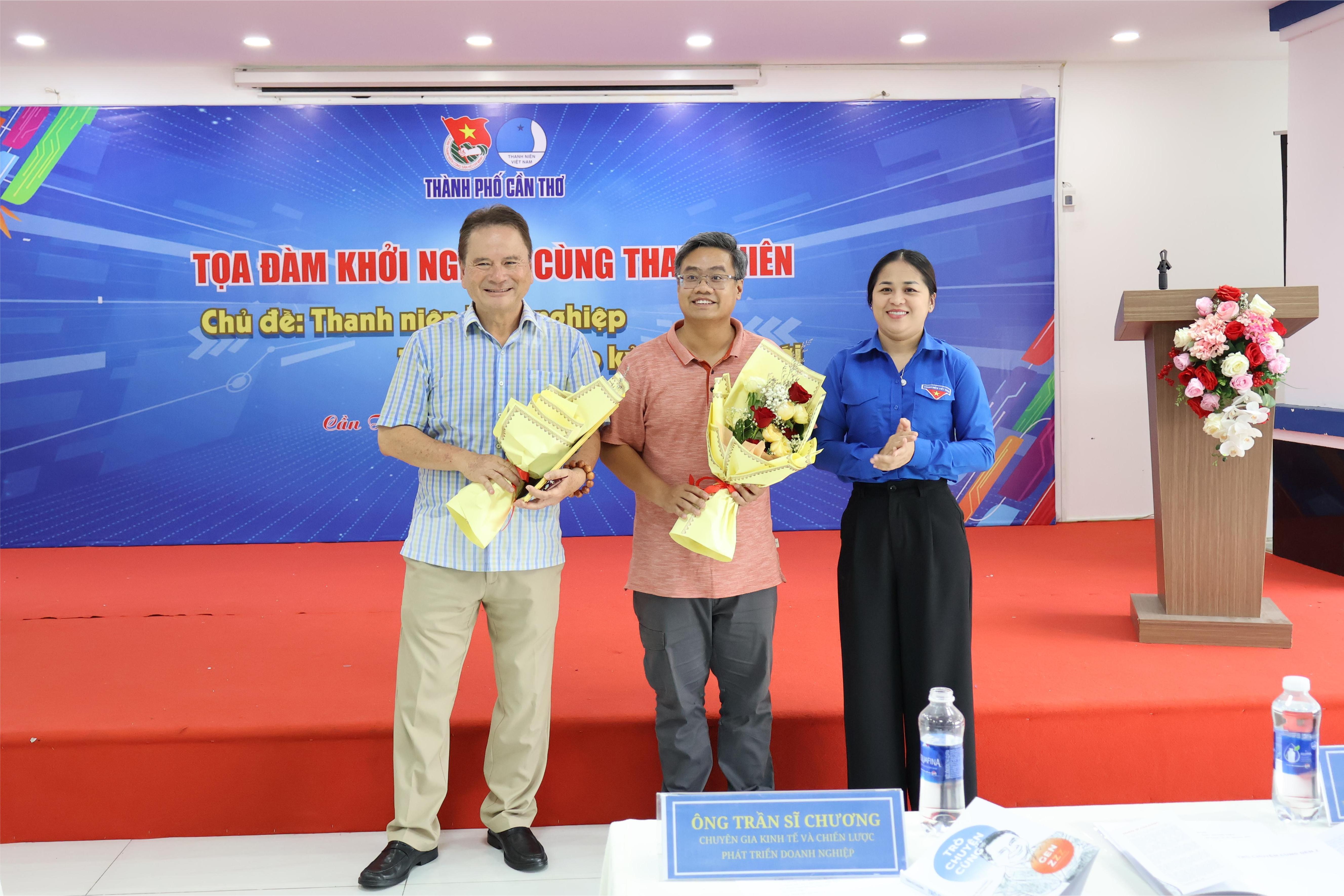 Chị Lư Thị Ngọc Anh - Phó Chủ tịch Ủy ban Mặt trận Tổ quốc Việt Nam TP. Cần Thơ, Bí thư Thành đoàn Cần Thơ tặng hoa diễn giả.