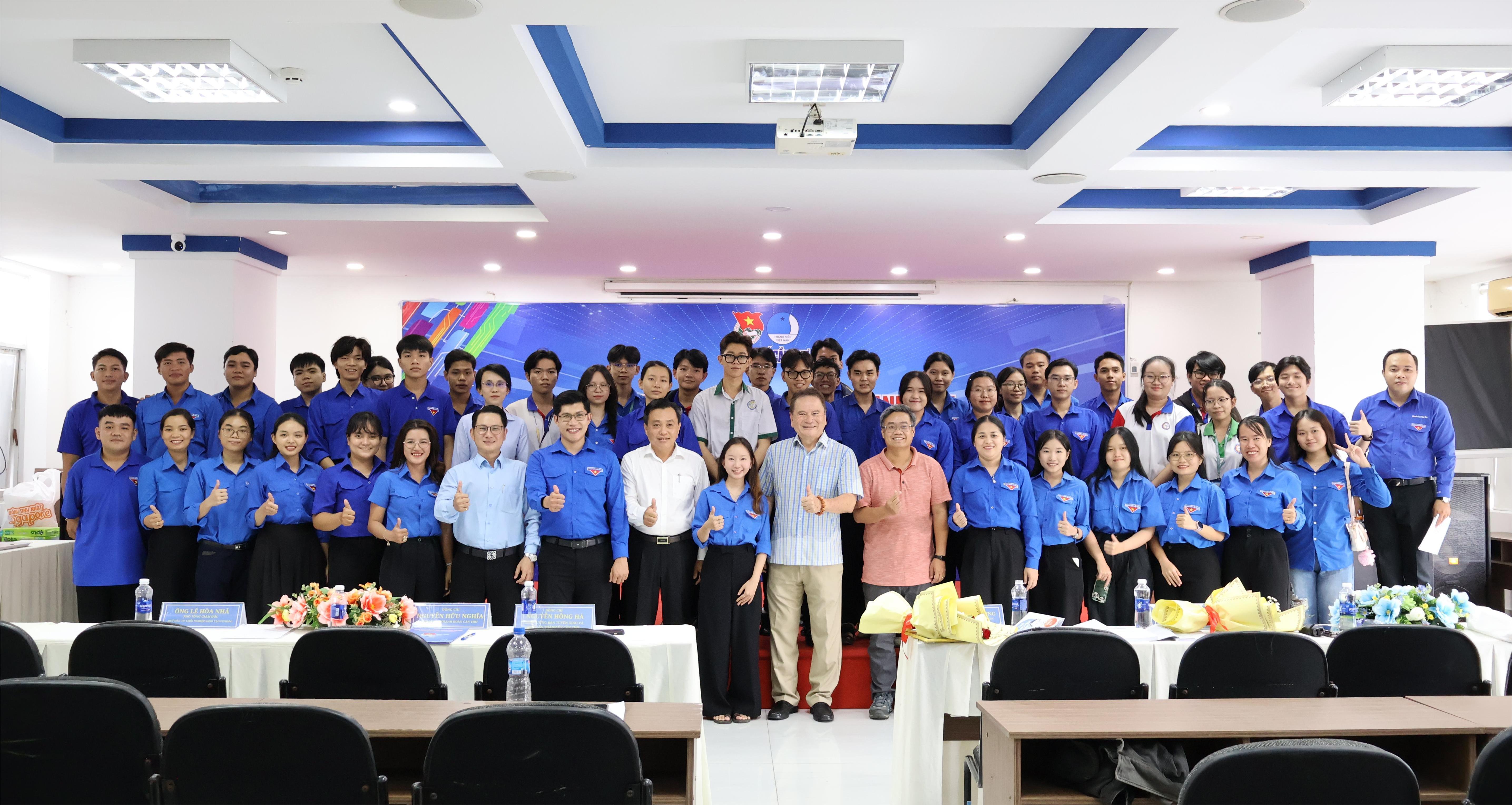 Các đại biểu và đoàn viên, thanh niên chụp hình lưu niệm tại tọa đàm.