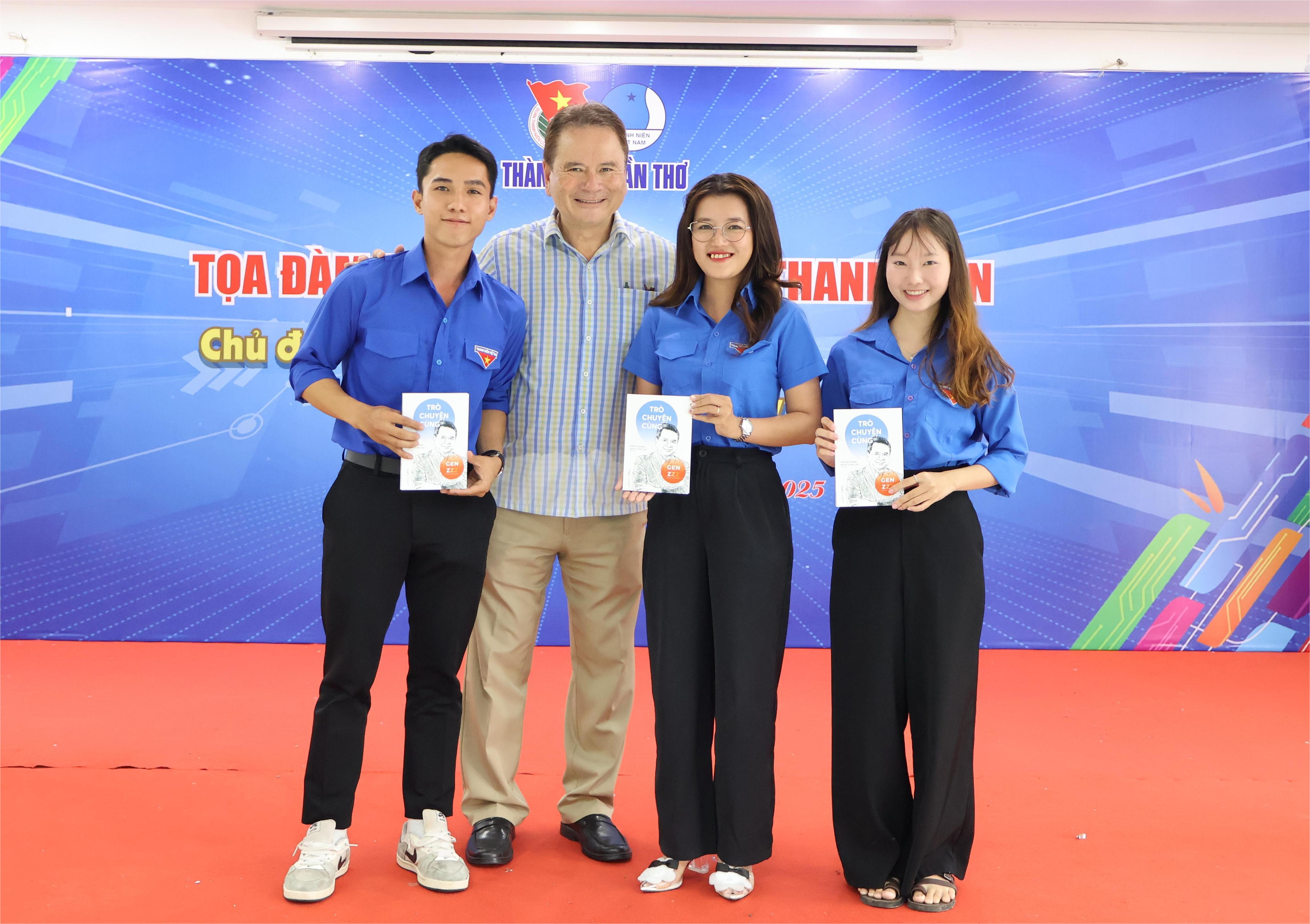 Diễn giả Trần Sĩ Chương - Chuyên gia Kinh tế và Chiến lược phát triển doanh nghiệp tặng sách cho Đoàn viên, thanh niên.