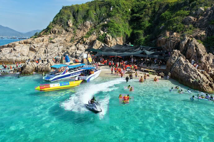 Bình Hưng có làn nước trong xanh.