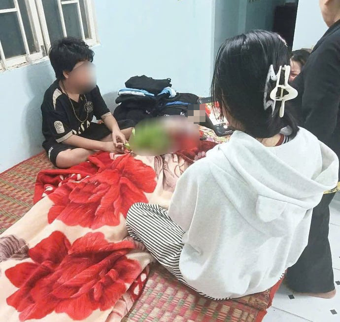 Gia đình đang tổ chức lo hậu sự cho 2 nam sinh trên theo phong tục địa phương.