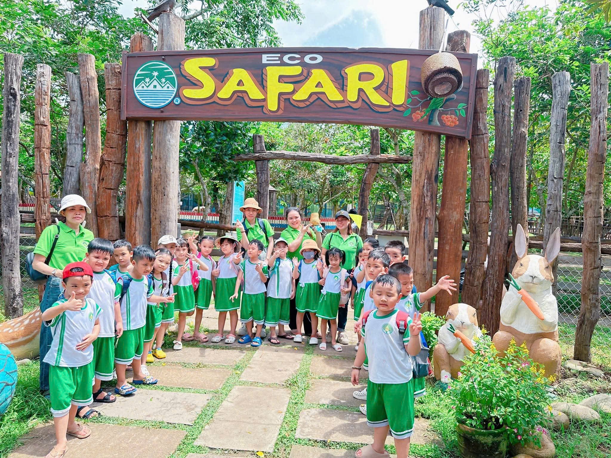 Các em nhỏ thích thú check in Eco Safari.