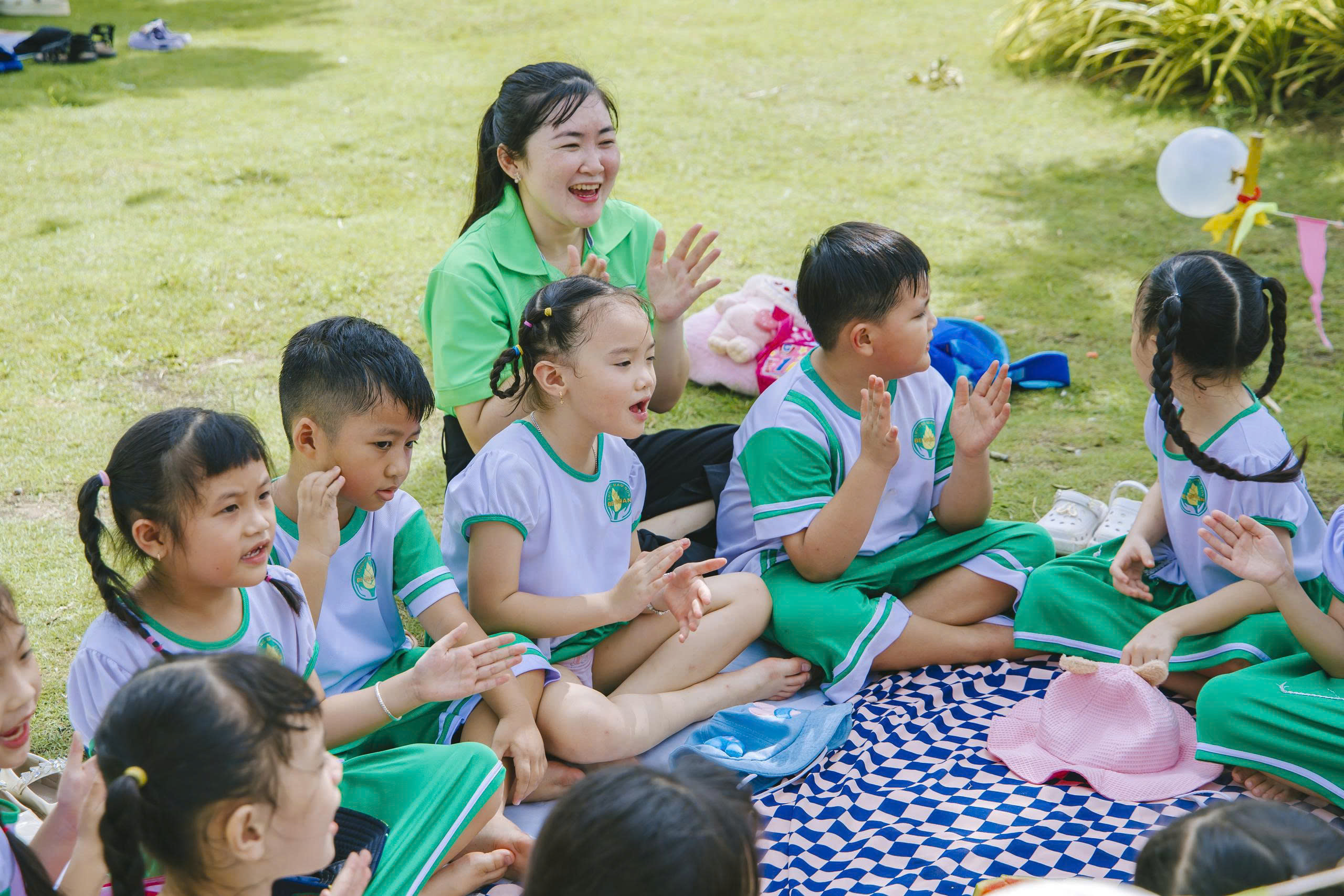 Giao lưu âm nhạc với bạn bè.