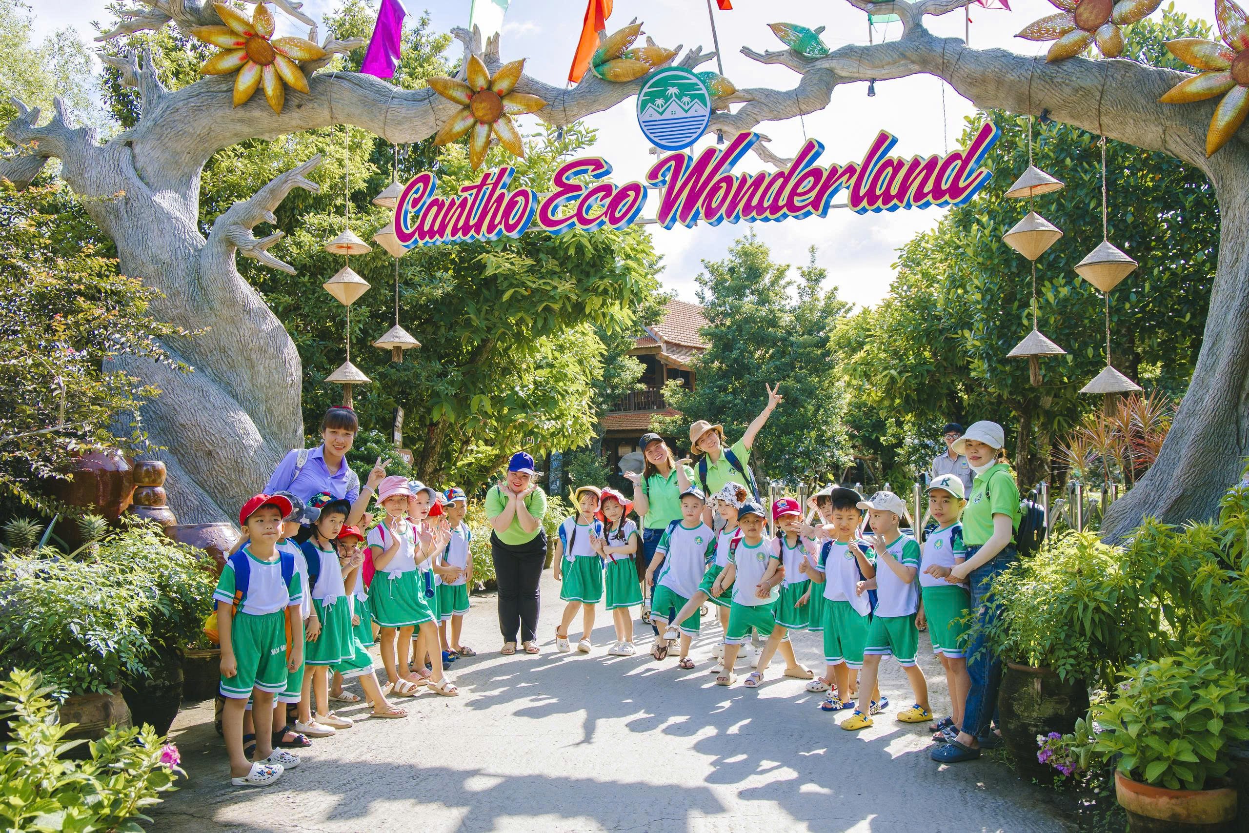 Học sinh và giáo viên Trường Mầm Non Bé Ngoan vui vẻ check in Cantho Eco Resort.