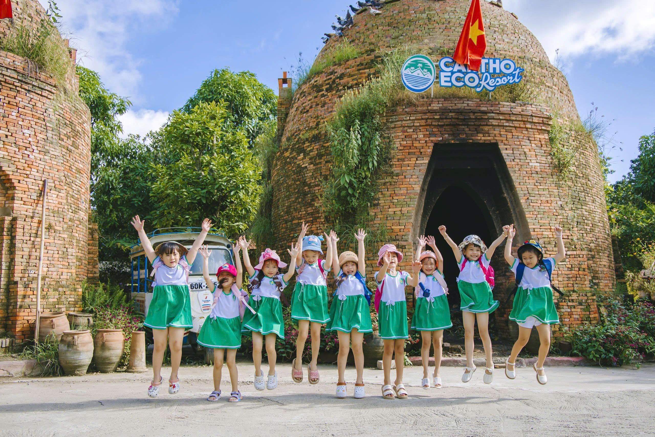 Thích thú chụp hình tại Lò gạch Cantho Eco Resort.