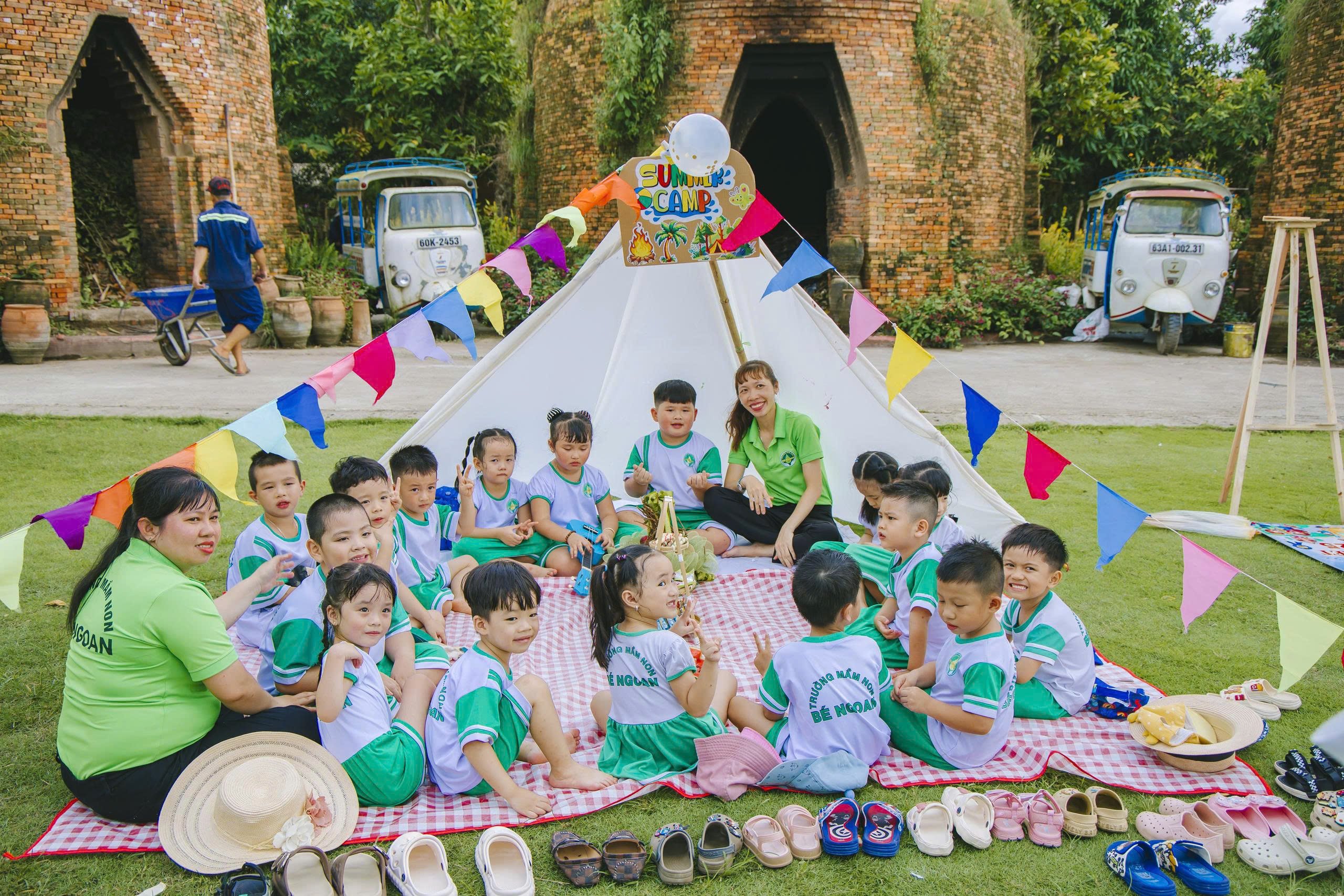 Trong suốt chuyến đi, các em nhỏ được tham gia nhiều hoạt động đa dạng như dựng lều trại.