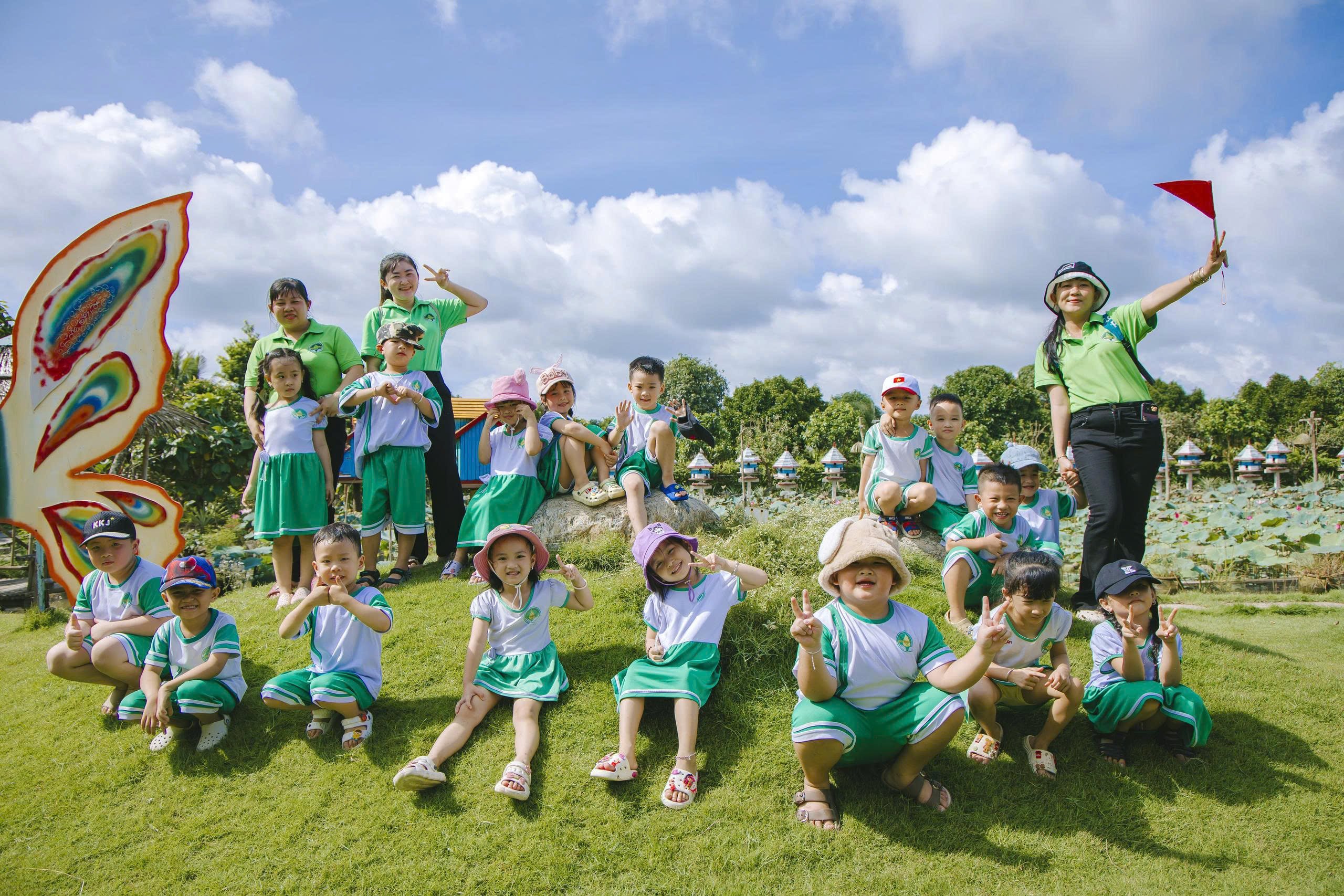 Cô trò check in khu vực đồi hoa Cantho Eco Resort.
