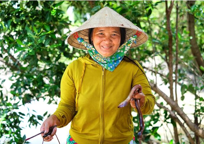 Chị Lâm Thị Thân người có hơn 20 năm sống bằng nghề câu lịch bán.