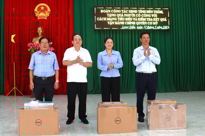 UBND tỉnh An Giang đã trao tặng 3 bộ máy tính bàn cho UBND các xã Long Điền, Chợ Mới, Cù Lao Giêng.