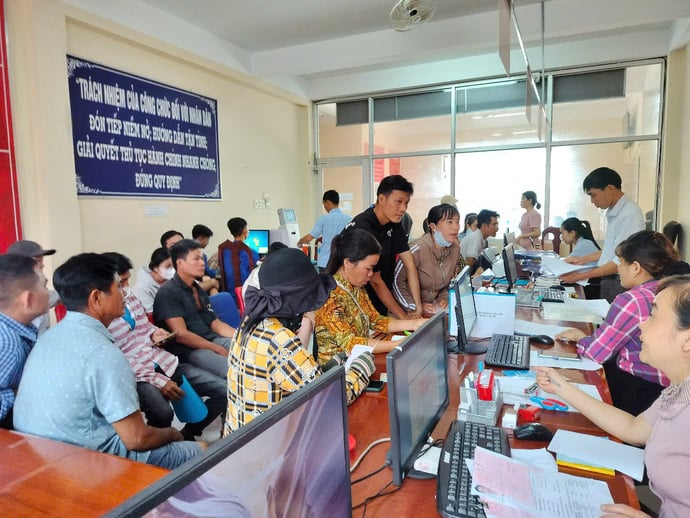 Một số người dân xã Biển Bạch, tỉnh Cà Mau chưa quen với phương thức nộp hồ sơ trực tuyến.