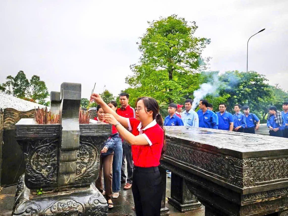 Đoàn dâng hương, dâng hoa tại Nghĩa trang liệt sĩ.