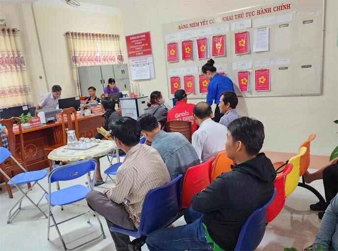 Người dân đến Trung tâm Hành chính công xã Hồ Thị Kỷ nộp hồ sơ làm thủ tục hành chính.