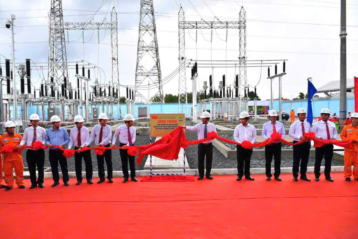 Các đại biểu thực hiện nghi thức gắn biển công trình Trạm biến áp 110kV Cái Răng.