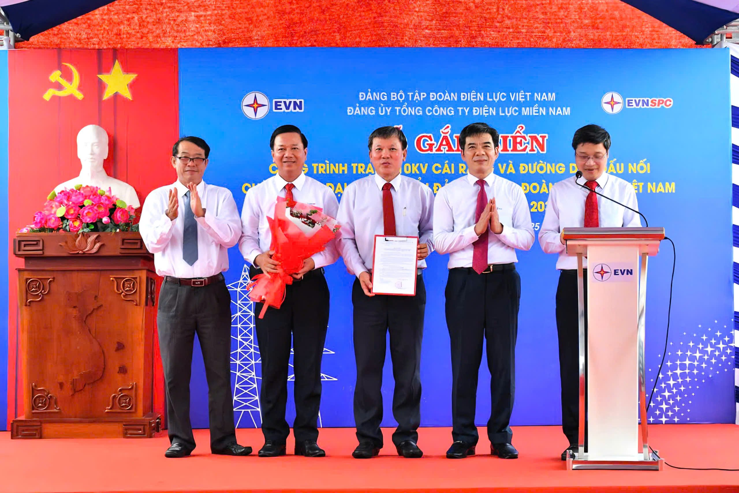 Ông Nguyễn Văn Khởi - Phó Chủ tịch UBND TP. Cần Thơ tặng hoa chúc mừng.