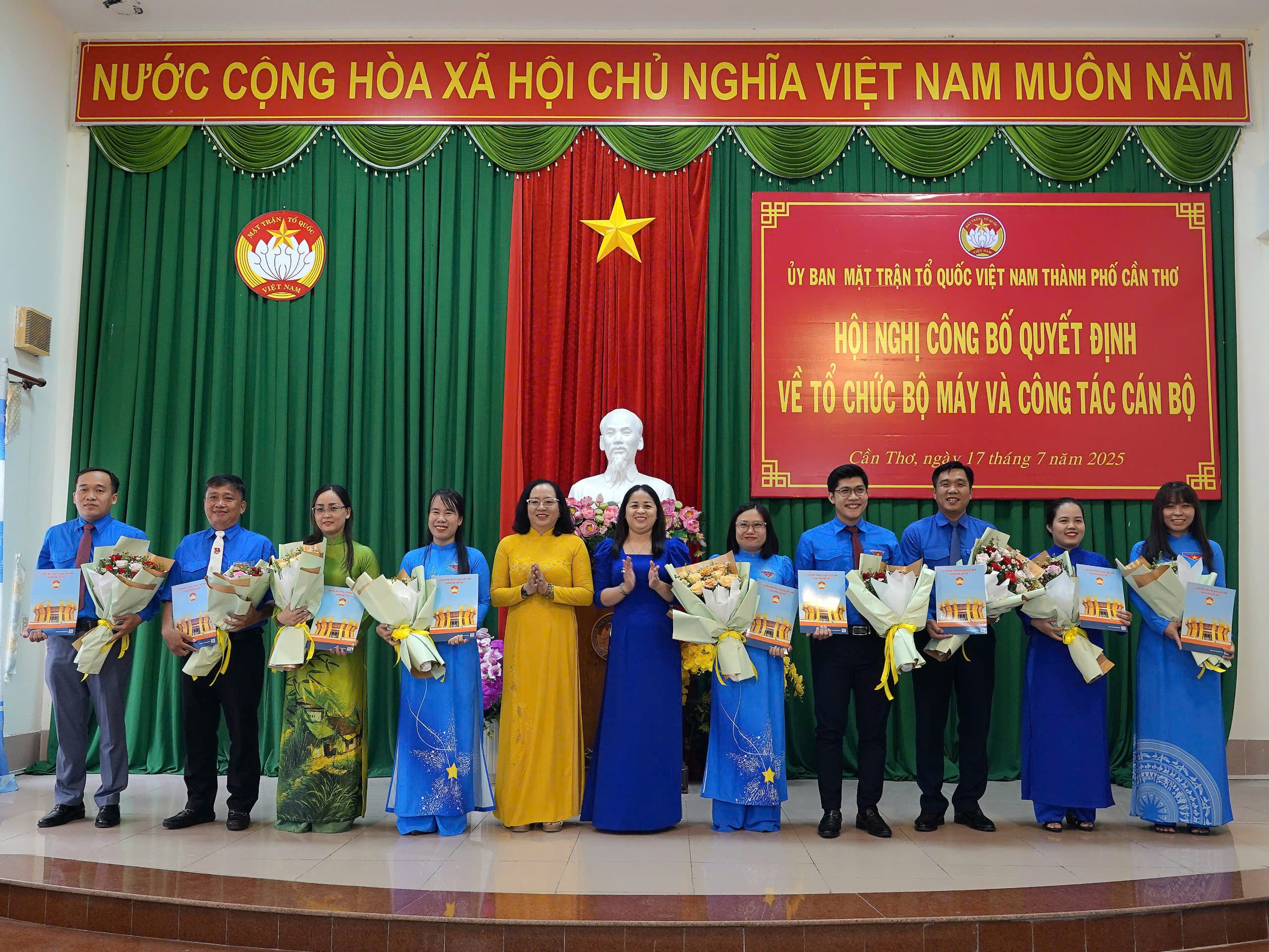 Lãnh đạo Ban Công tác Đoàn và thanh thiếu nhi nhận quyết định.