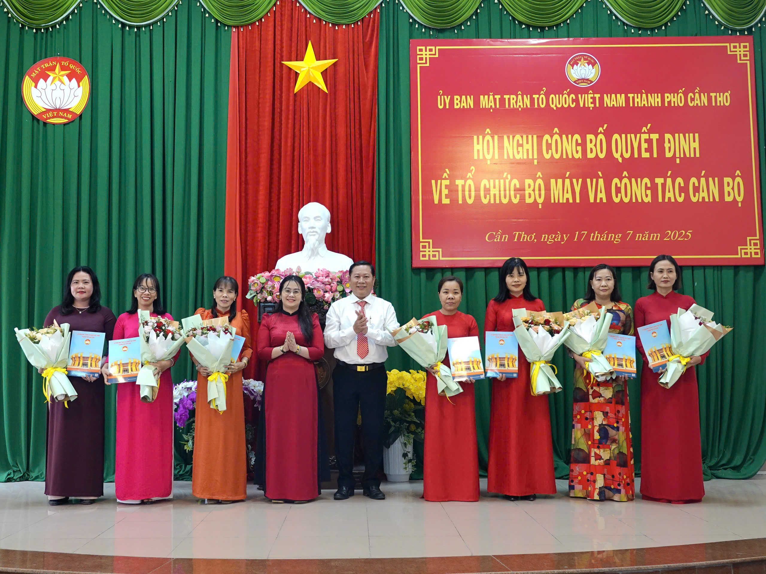 Lãnh đạo Ban Công tác phụ nữ nhận quyết định.