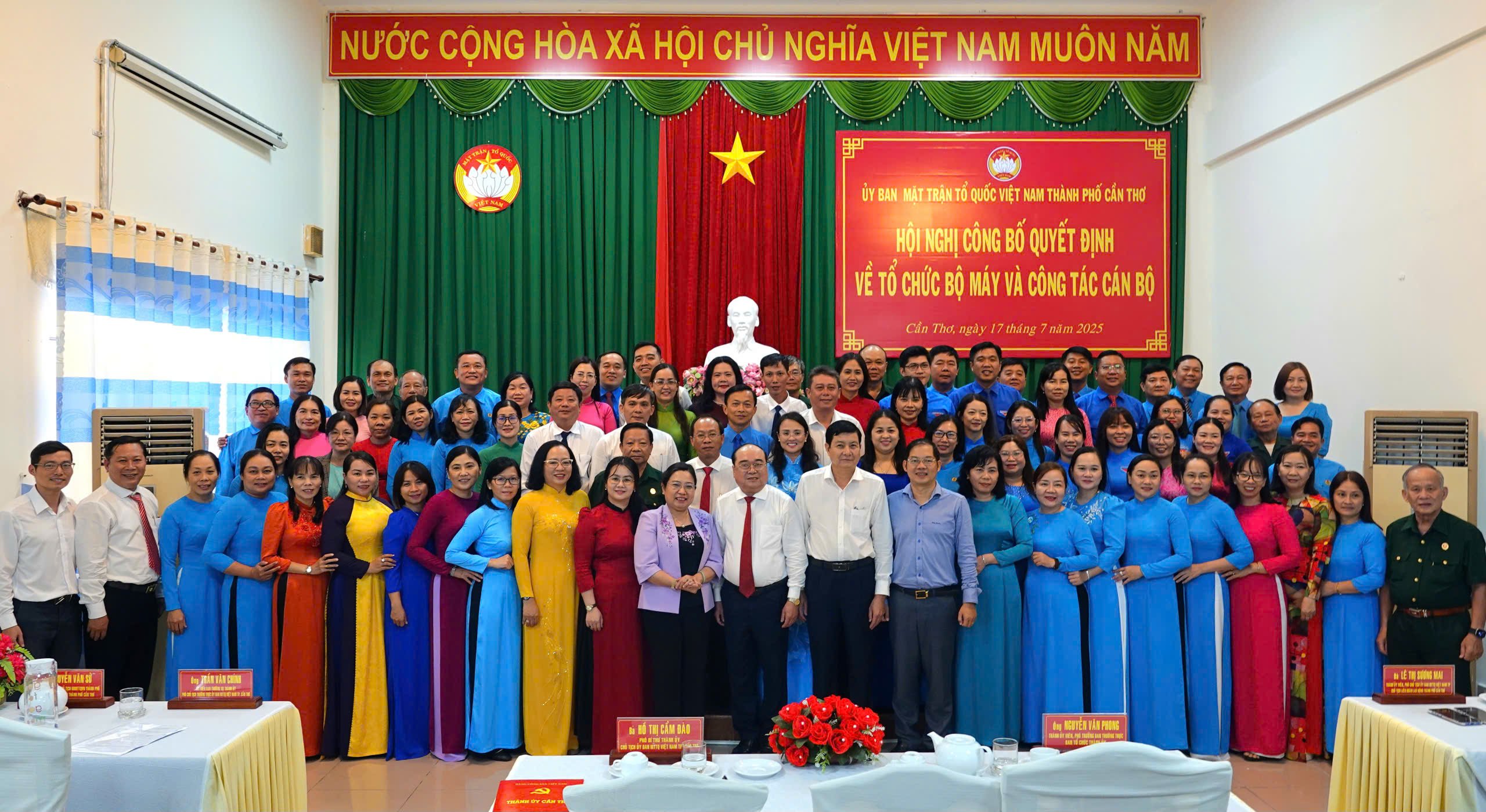 Các đại biểu chụp hình lưu niệm tại hội nghị.