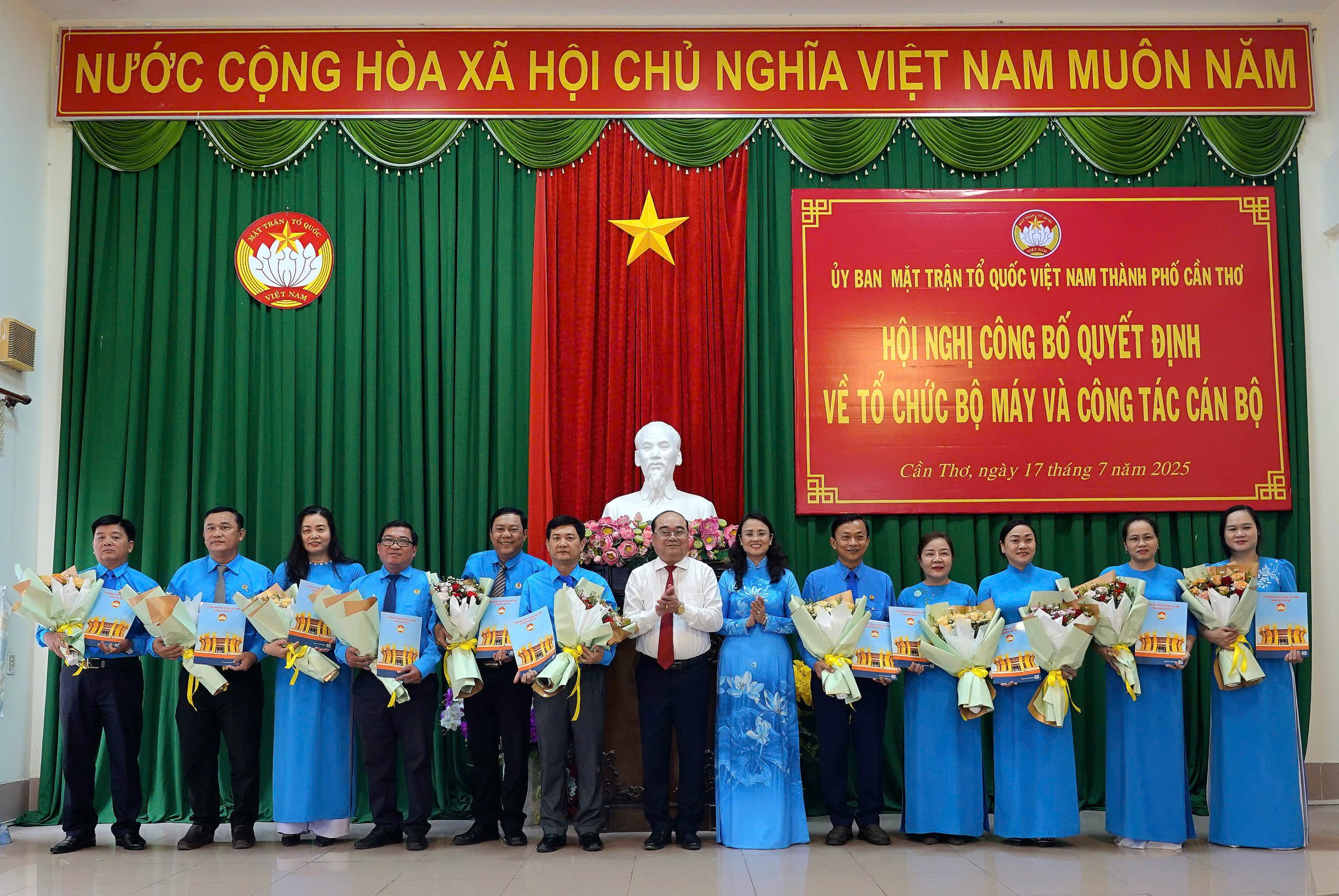Lãnh đạo Ban Công tác công đoàn nhận quyết định.