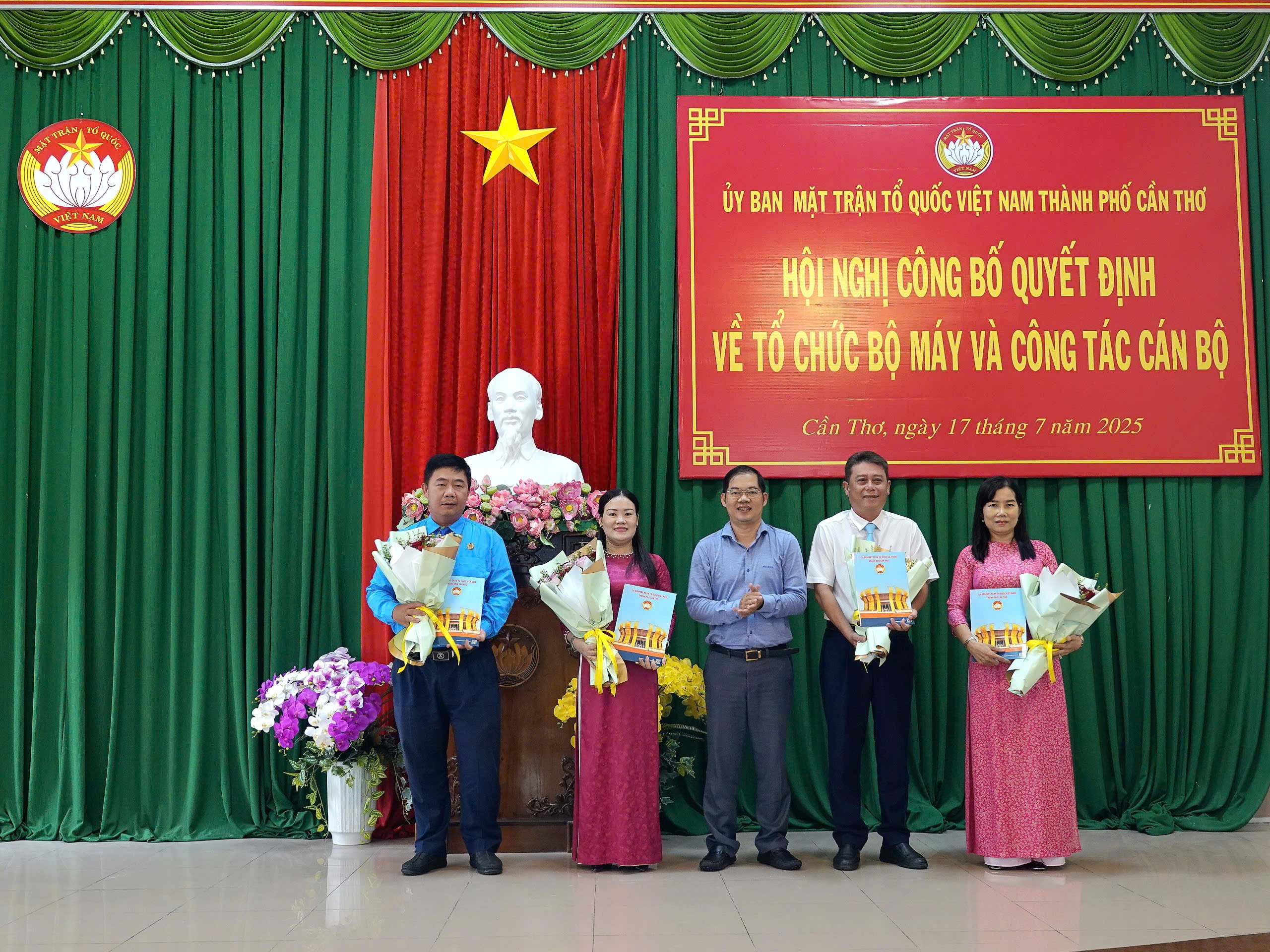 Lãnh đạo Ban Dân tộc và tôn giáo nhận quyết định.