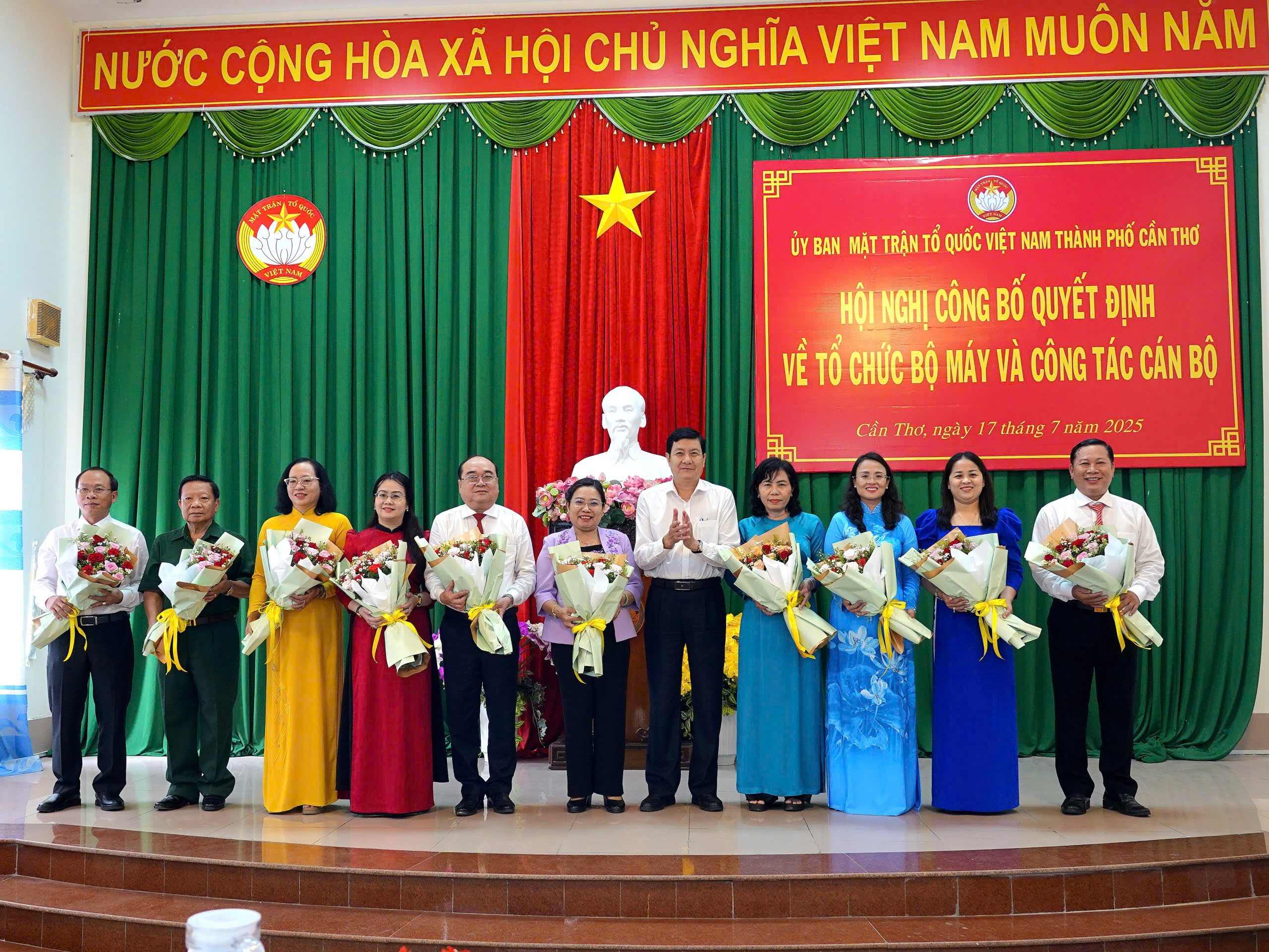 Ông Nguyễn Văn Phong - Phó Trưởng ban Thường trực Ban Tổ chức Thành ủy Cần Thơ tặng hoa chúc mừng Ban Thường trực Ủy ban MTTQVN TP. Cần Thơ.