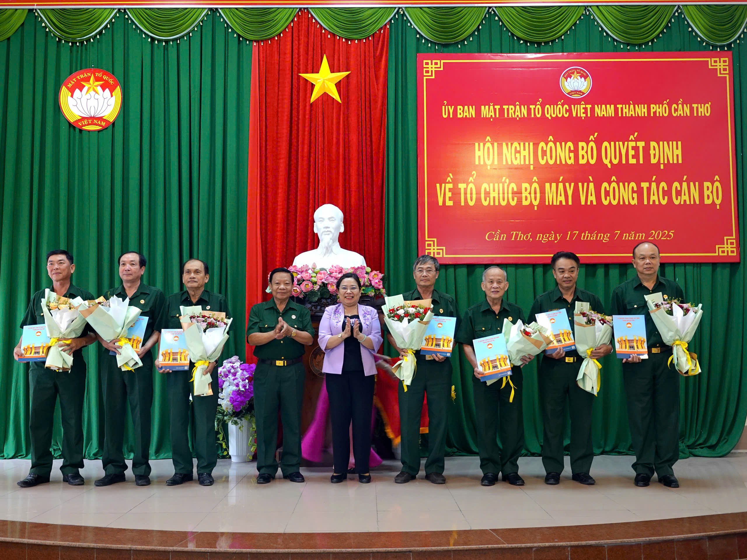 Lãnh đạo Ban Công tác cựu chiến binh nhận quyết định.