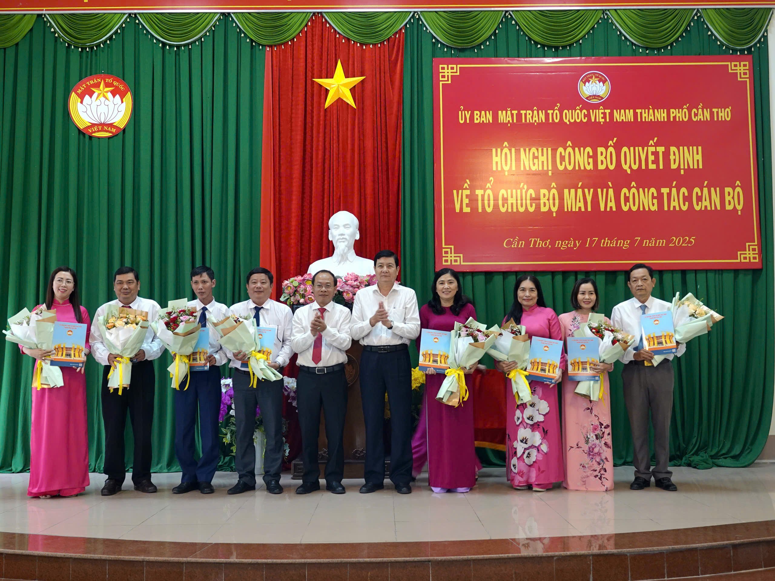 Lãnh đạo Ban Công tác nông dân nhận quyết định.