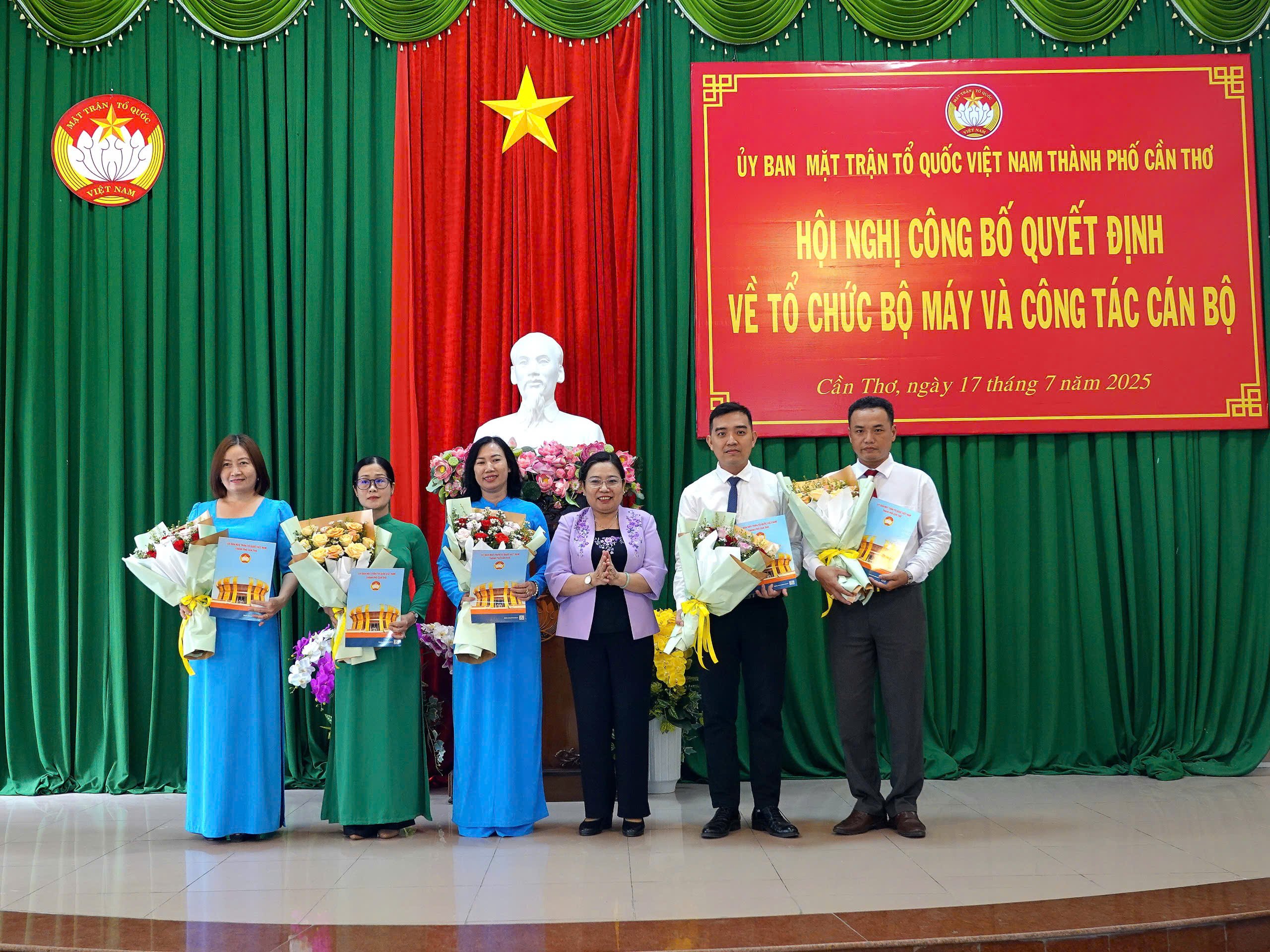 Bà Hồ Thị Cẩm Đào - Phó Bí thư Thành ủy, Chủ tịch Ủy ban MTTQVN TP. Cần Thơ trao quyết định cho lãnh đạo Văn phòng Ủy ban MTTQVN TP. Cần Thơ.