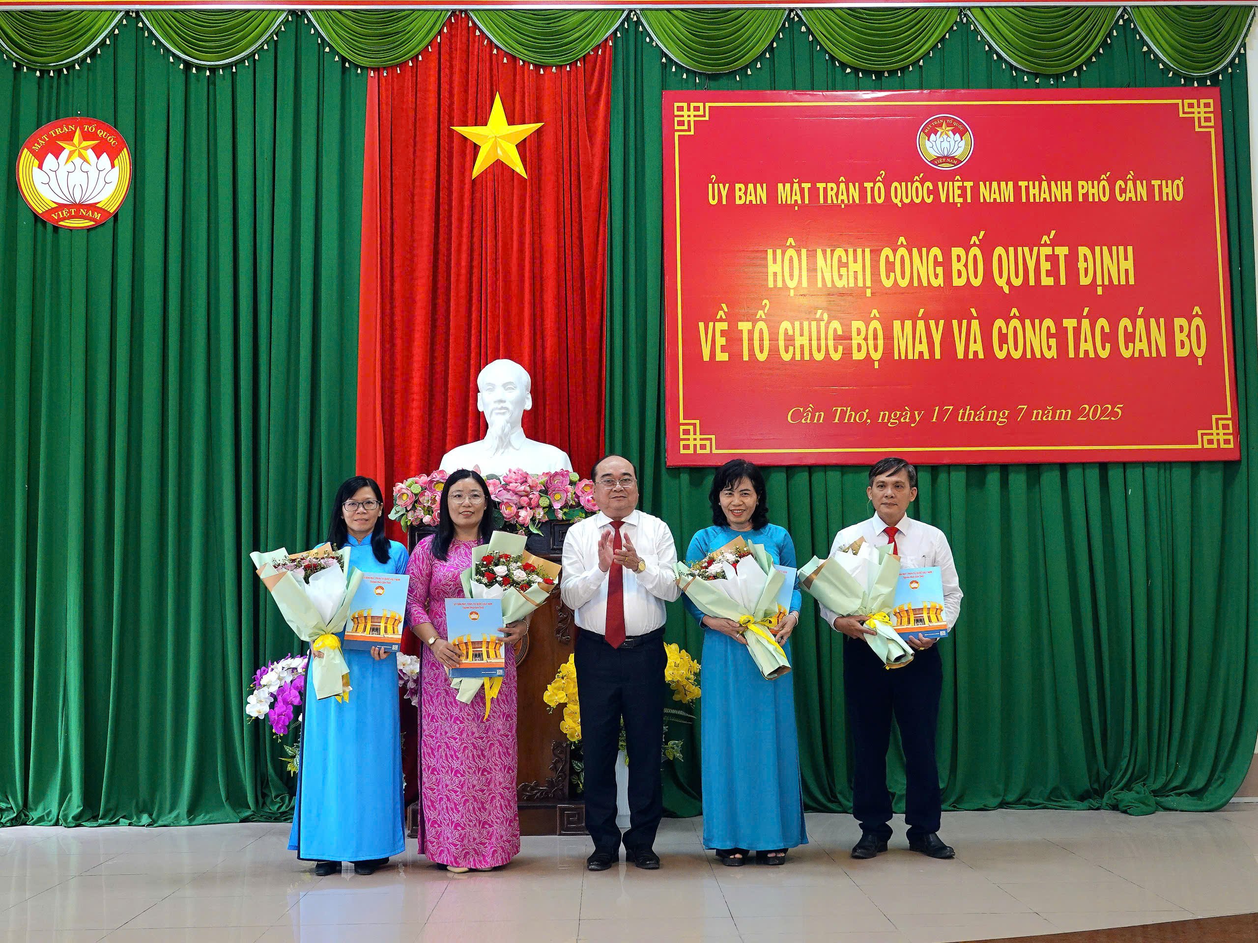 Lãnh đạo Ban Tổ chức, kiểm tra nhận quyết định.