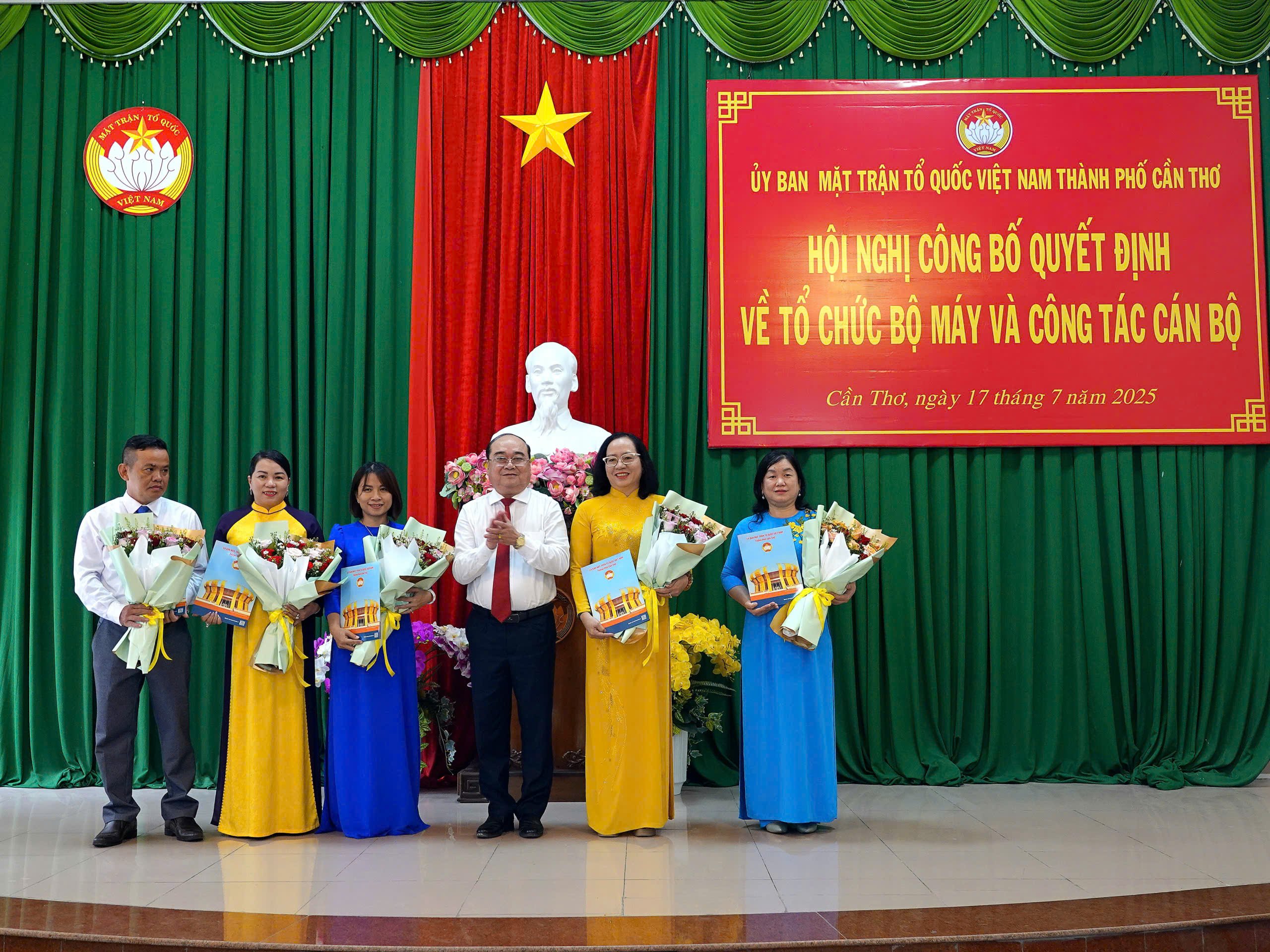 Lãnh đạo Ban Công tác hội quần chúng nhận quyết định.