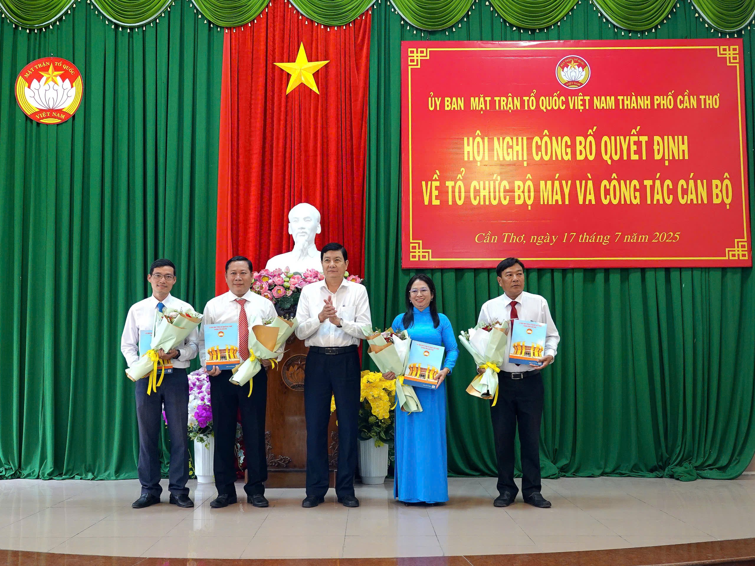 Lãnh đạo Ban Dân chủ, giám sát và phản biện xã hội nhận quyết định.