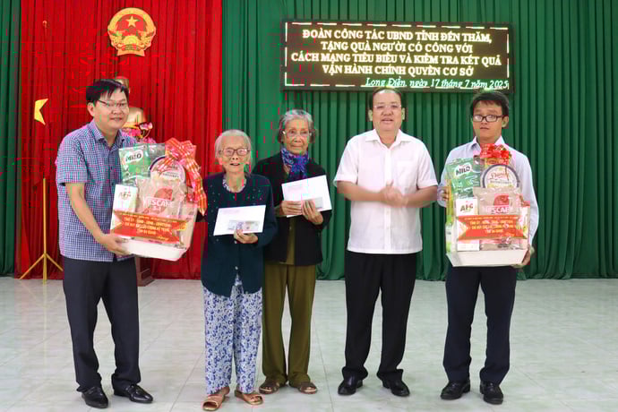 Phó Chủ tịch thường trực UBND tỉnh An Giang Nguyễn Thanh Phong tổ chức đoàn công tác đến thăm, tặng quà người có công với cách mạng tiêu biểu