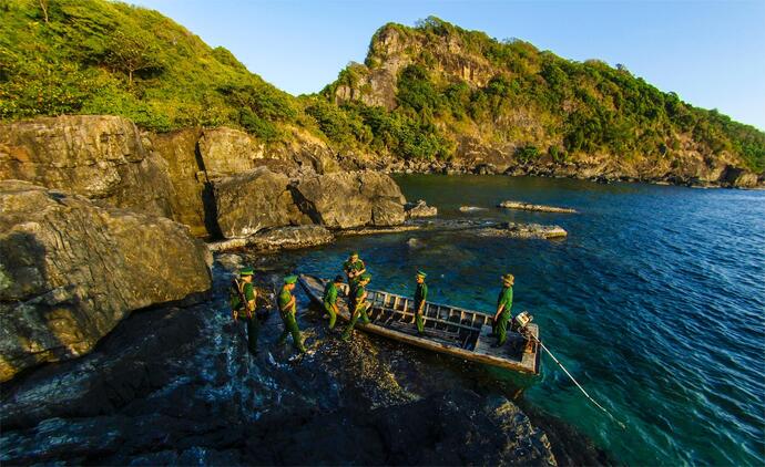 Các chiến sĩ làm nhiệm vụ tuần tra trên đảo Hòn Chuối.