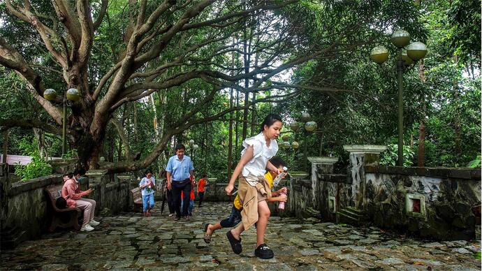Với cảnh quan thơ mộng, hùng vĩ lại gần bờ, Hòn Đá Bạc ngày càng thu hút nhiều khách tham quan. Hiện nay, một hệ thống cầu nối giữa ba hòn đảo giúp du khách rút ngắn thời gian đi lại.