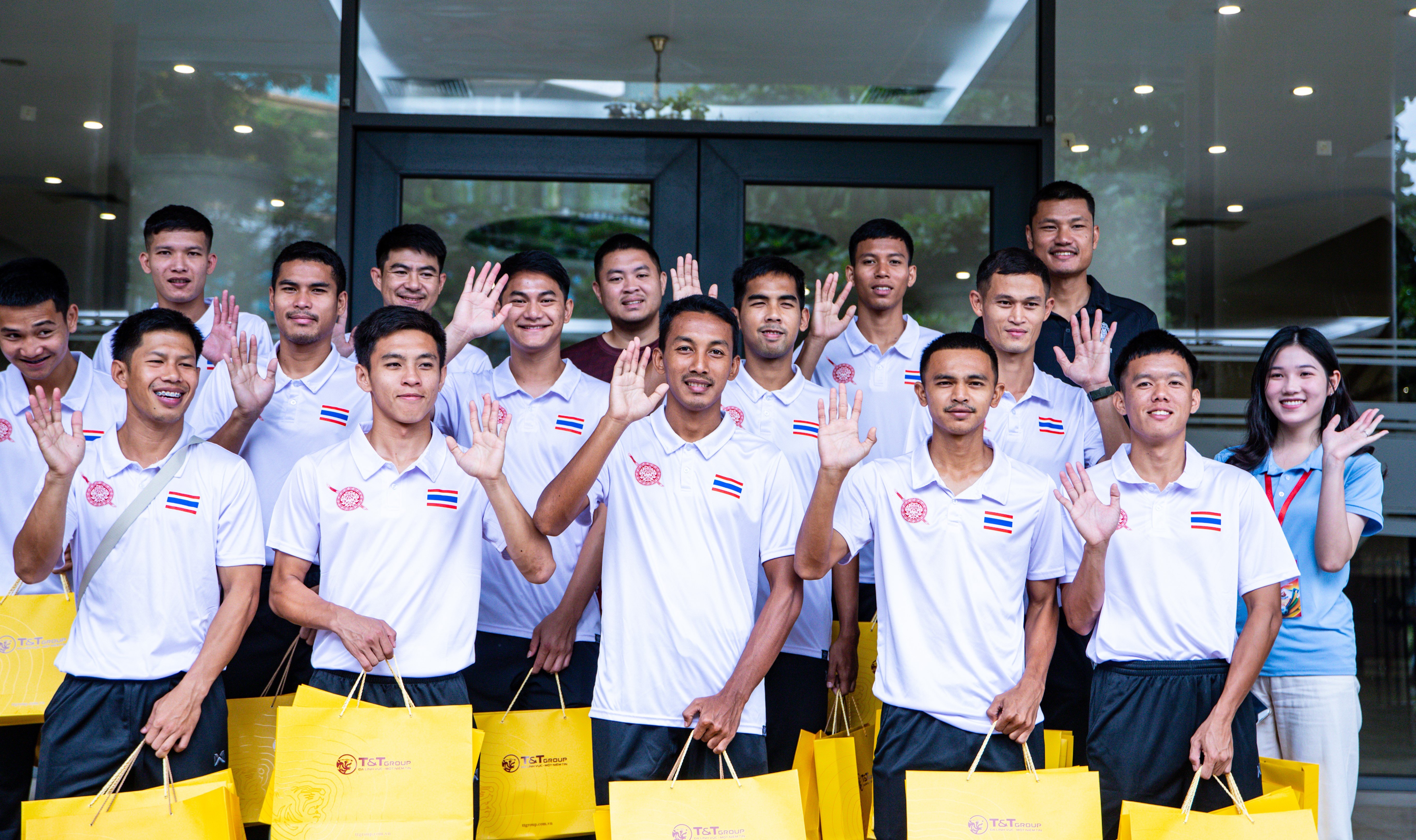 Các cầu thủ Thái Lan bày tỏ sự vui vẻ khi nhận những phần quà từ T&T Group.