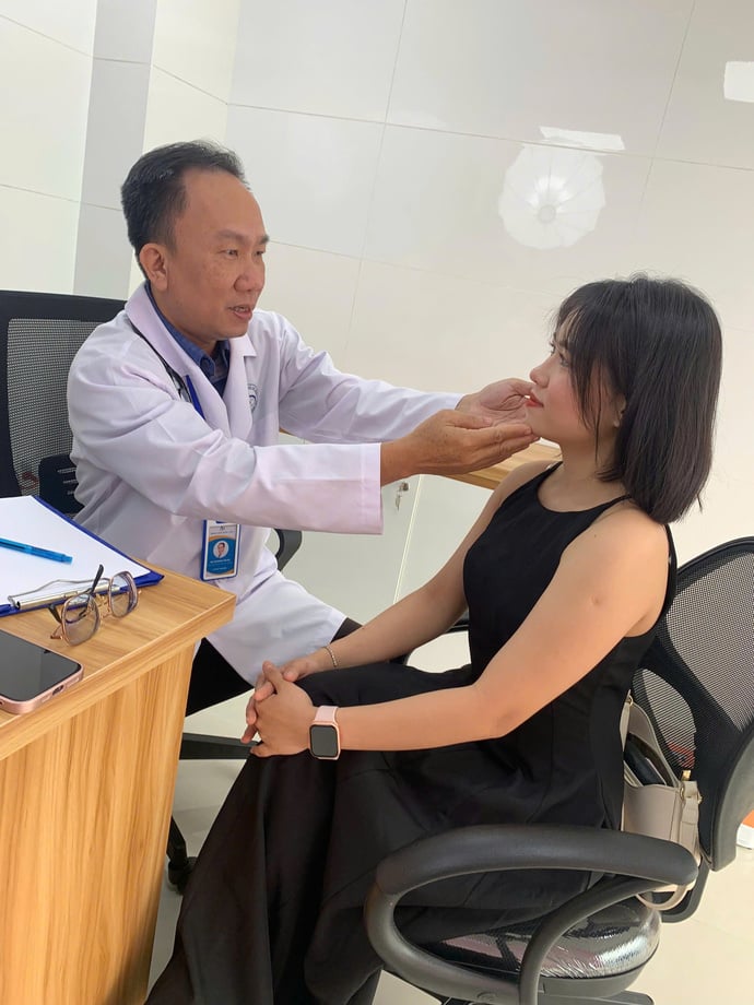 Thạc sĩ – Bác sĩ chuyên khoa II, Phan Sử tư vấn làm đẹp cho khách hàng.