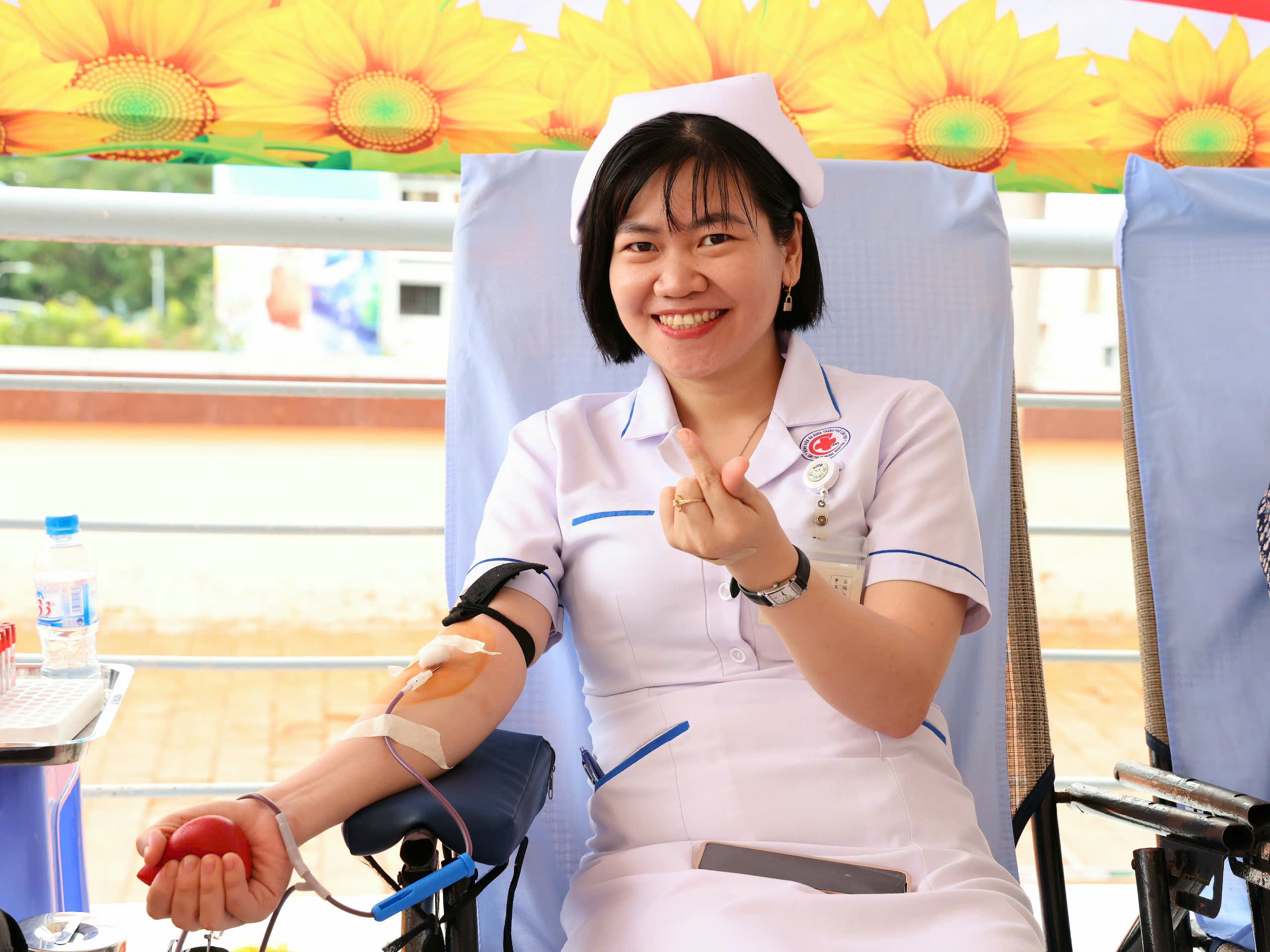 Nữ điều dưỡng Bệnh viện Đa khoa TP. Cần Thơ vui vẻ tham gia hiến máu tình nguyện.