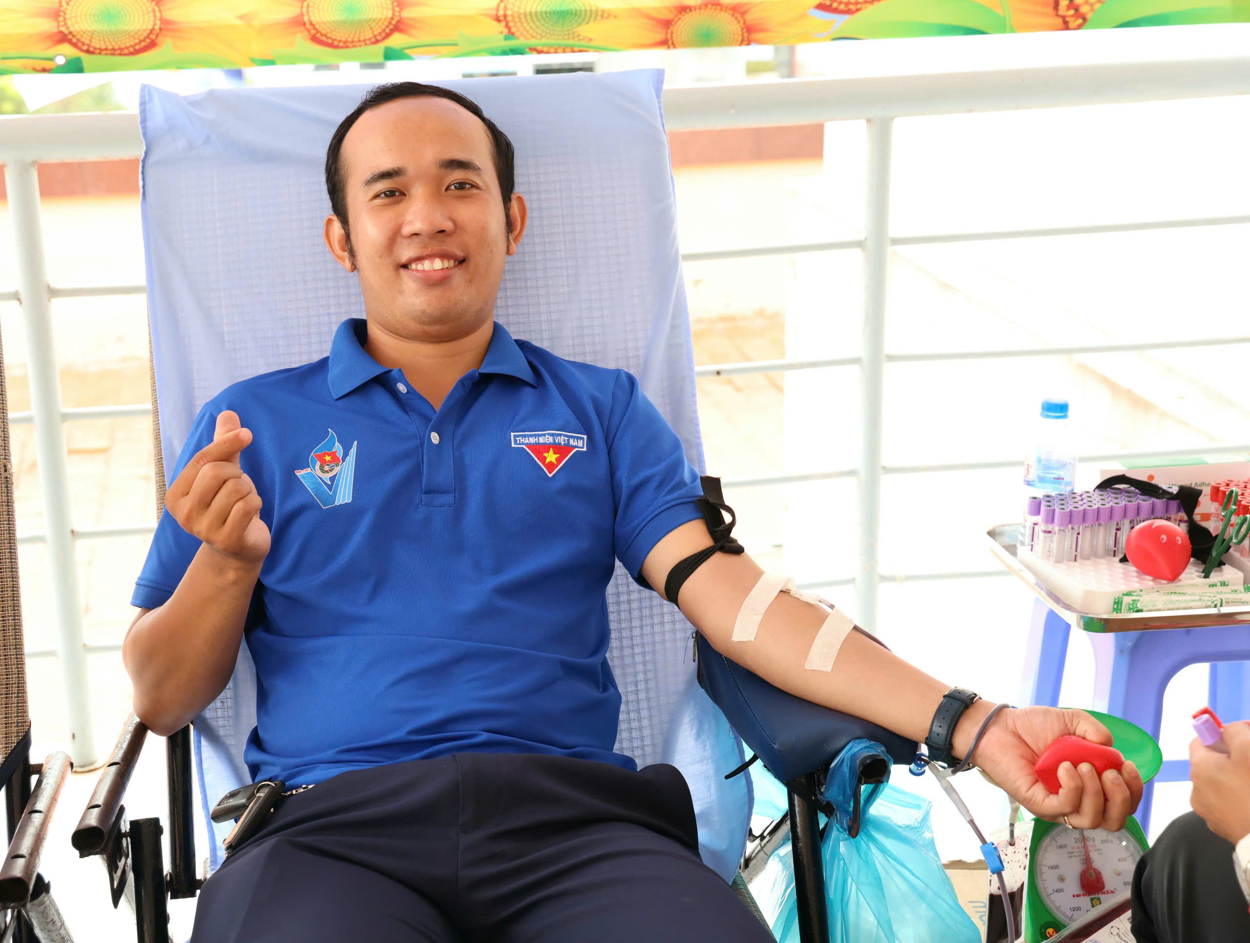 Đoàn thanh niên Bệnh viện Đa khoa TP. Cần Thơ vui vẻ tham gia hiến máu tình nguyện.