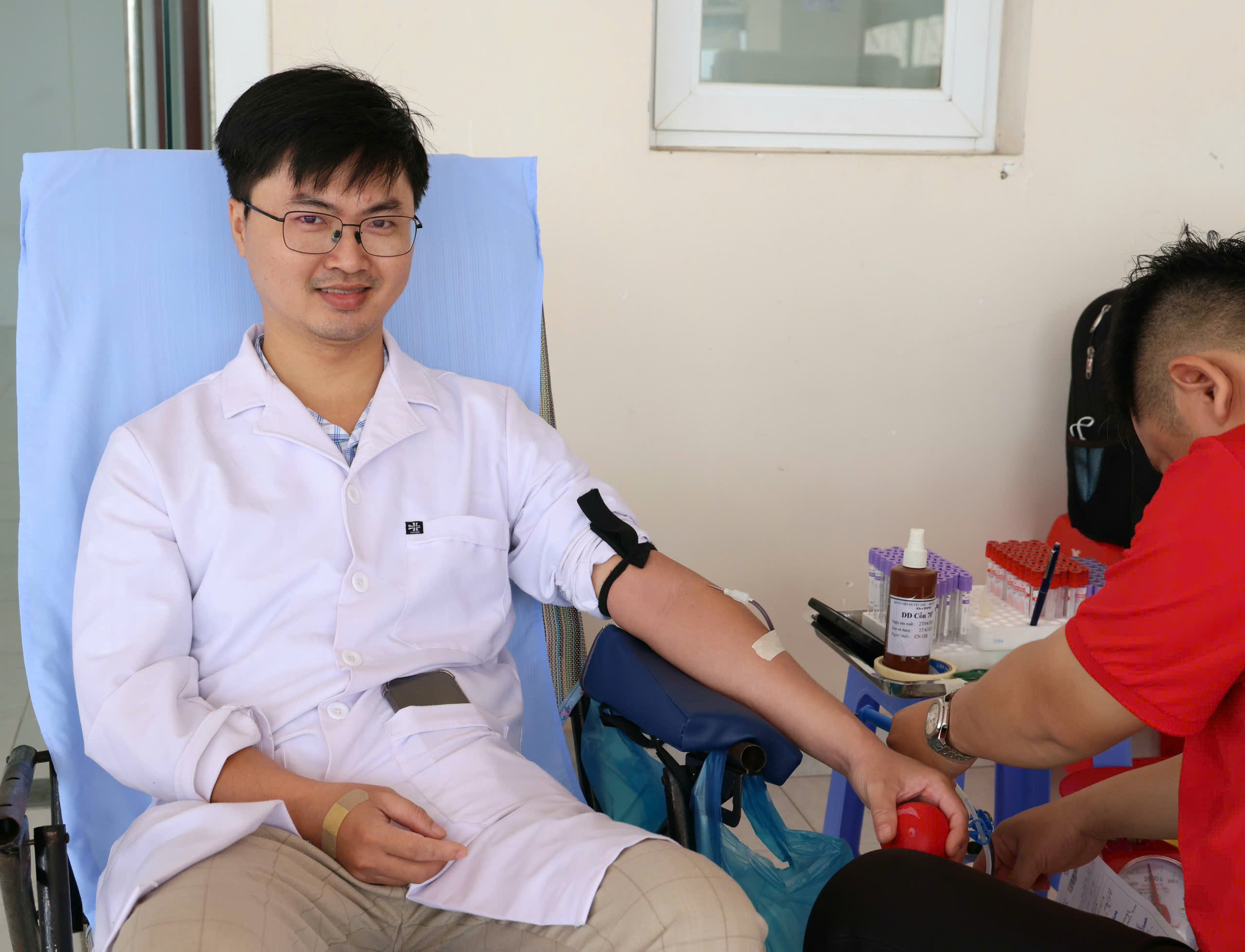Việc lực lượng y tế, những người đang ngày đêm chăm lo sức khỏe cộng đồng, tích cực tham gia hiến máu tình nguyện mang nhiều ý nghĩa sâu sắc và lan tỏa mạnh mẽ trong xã hội.