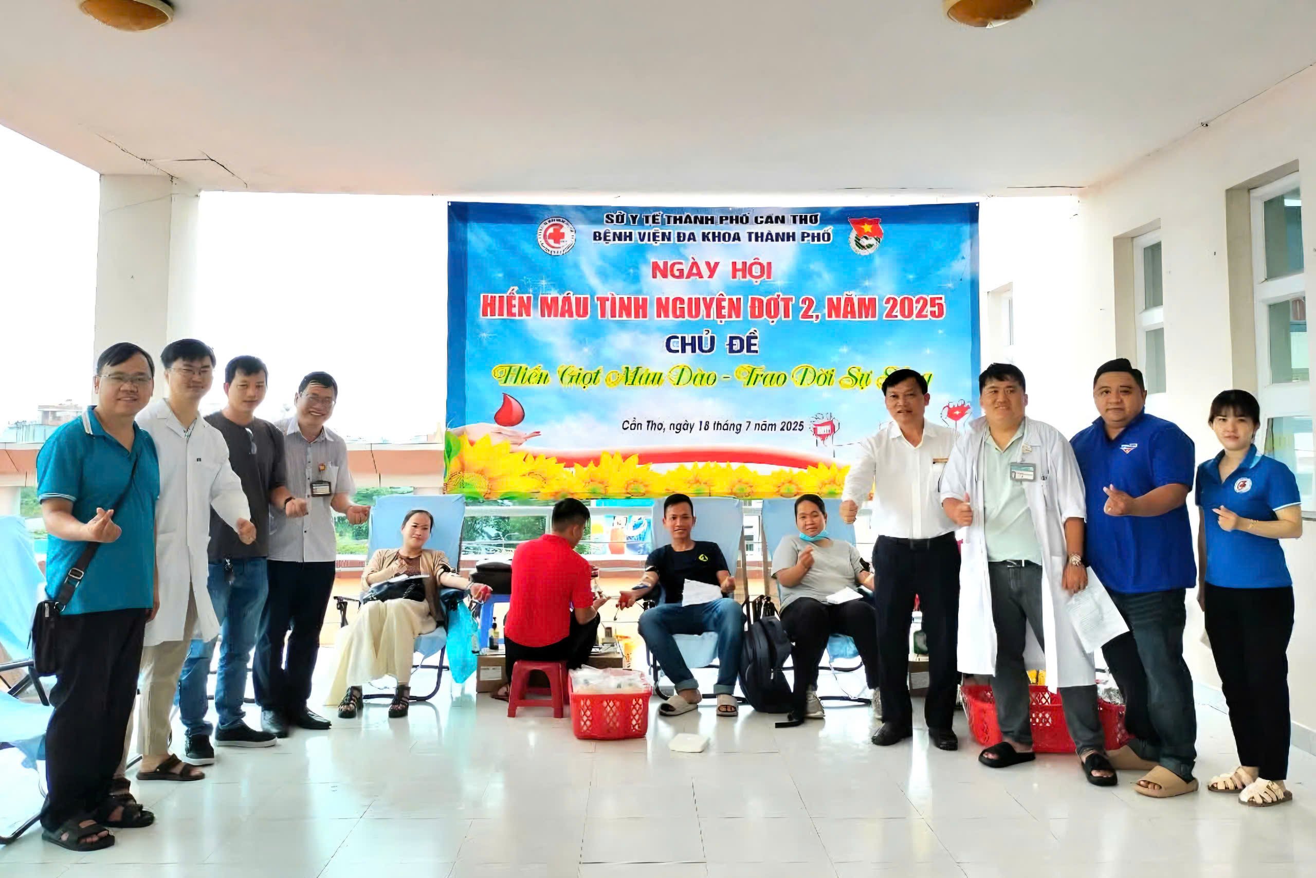 BSCKII. Phạm Văn Phương (thứ 4 từ phải qua) - Phó Giám đốc Phụ trách điều hành Bệnh viện Đa khoa TP. Cần Thơ cùng Ban Giám đốc, Ban Chấp hành Công đoàn có mặt để ủng hộ tinh thần và cổ vũ nhân viên tham gia hiến máu.