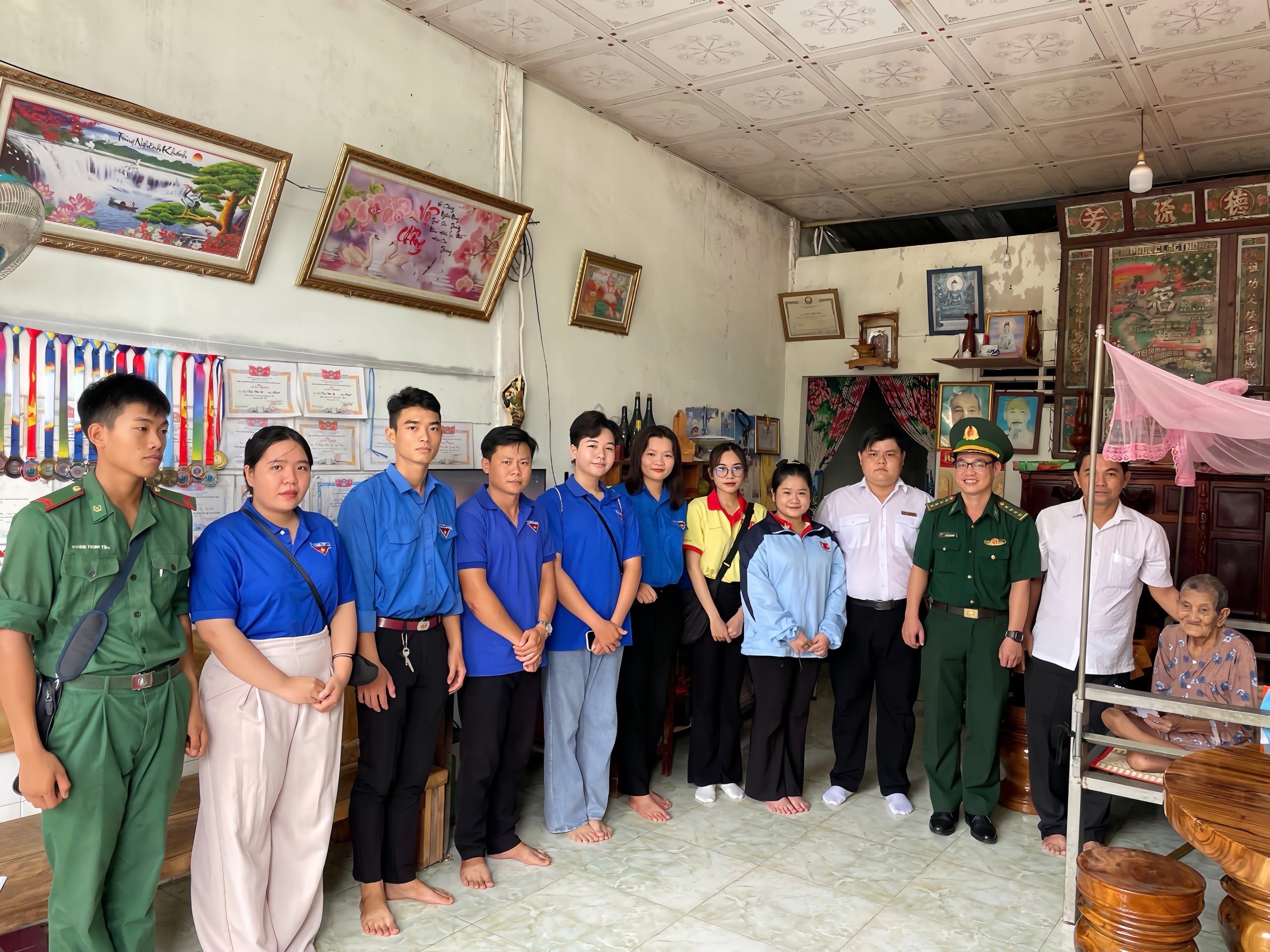 Các chiến sĩ tình nguyện đến thăm hỏi và tặng quà cho Mẹ Việt Nam Anh hùng.