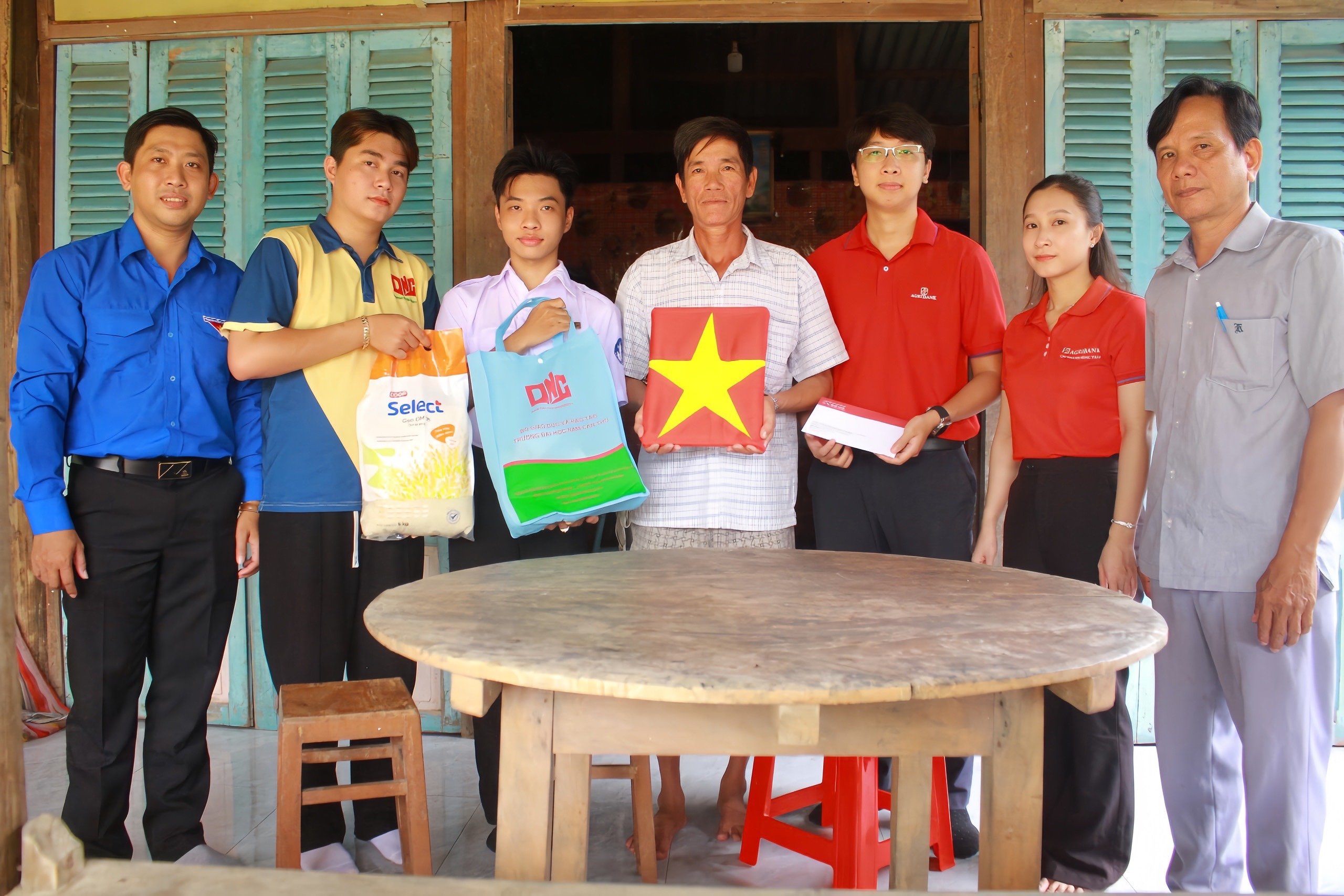 Đoàn đến thăm hỏi, trao ảnh phục dụng và tặng quà gia đình chính sách.