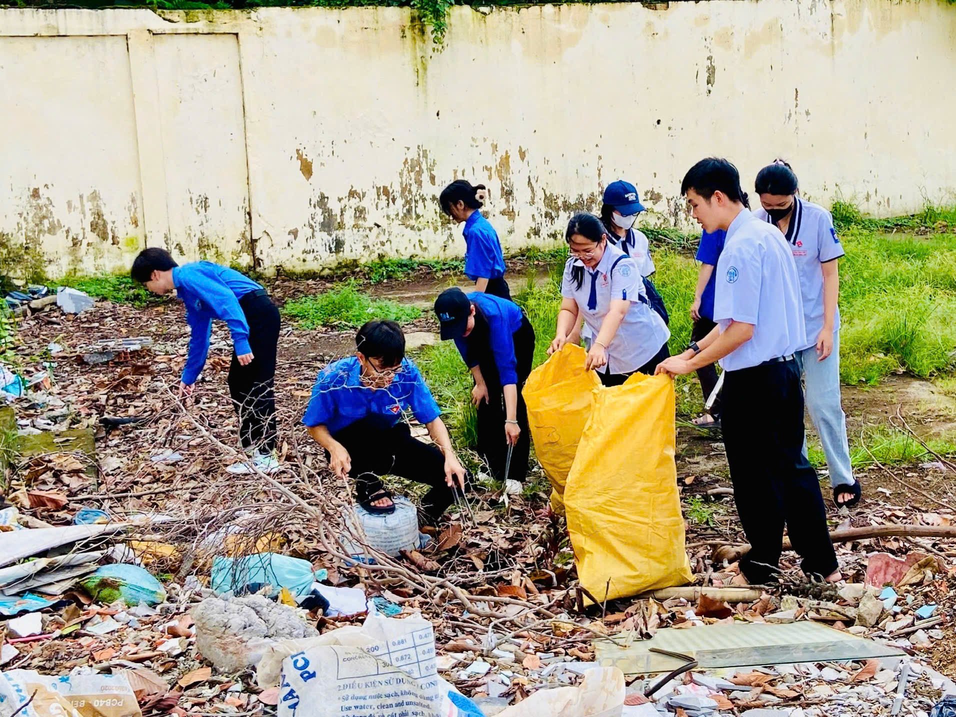 Lực lượng Đoàn thanh niên, học sinh tham gia dọn dẹp vệ sinh môi trường.
