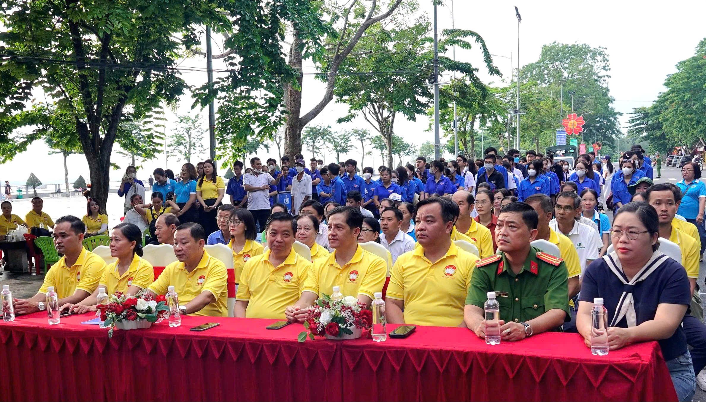 Các đại biểu tham dự buổi lễ.