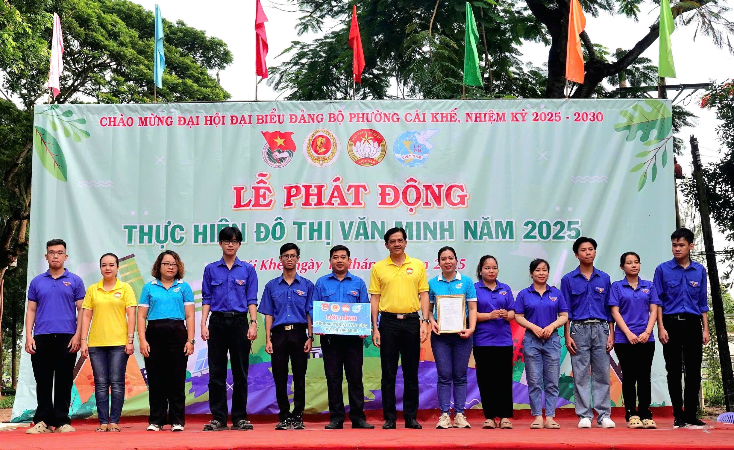 Ông Huỳnh Trung Trứ - Bí thư Đảng ủy phường Cái Khế, Chủ tịch HĐND phường Cái Khế trao quyết định thành lập Đội tình nguyện về xây dựng đô thị văn minh.