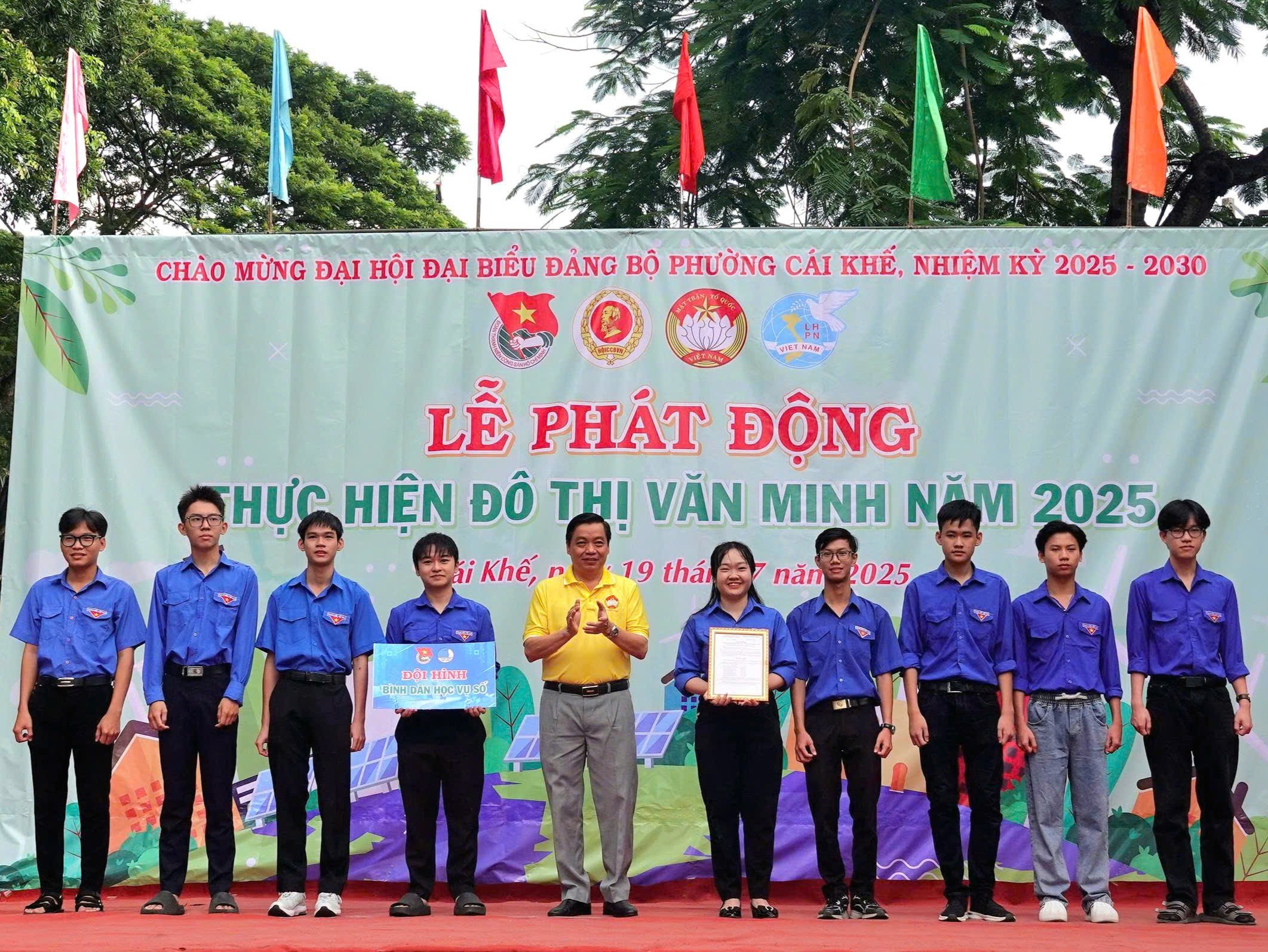 Ông Bùi Văn Kiệt - Phó Bí thư Đảng ủy, Chủ tịch Ủy ban nhân dân phường Cái Khế trao quyết định thành lập đội hình Bình dân học vụ số.