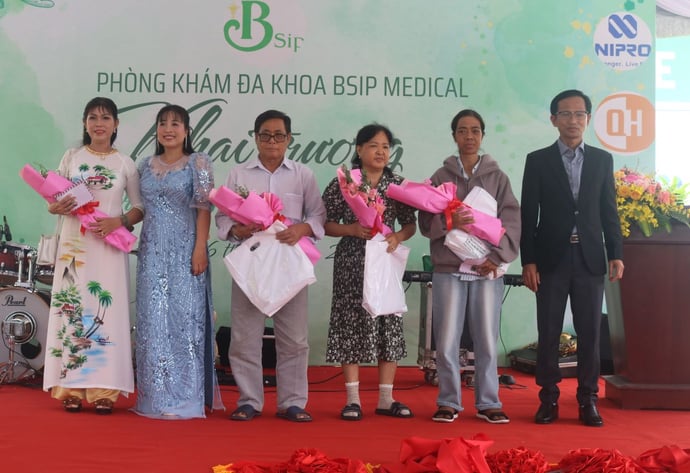 BS. CK2 Đặng Hồng Tú (bìa phải) chụp cùng các bệnh nhân chạy thận tại phòng khám Bsip.