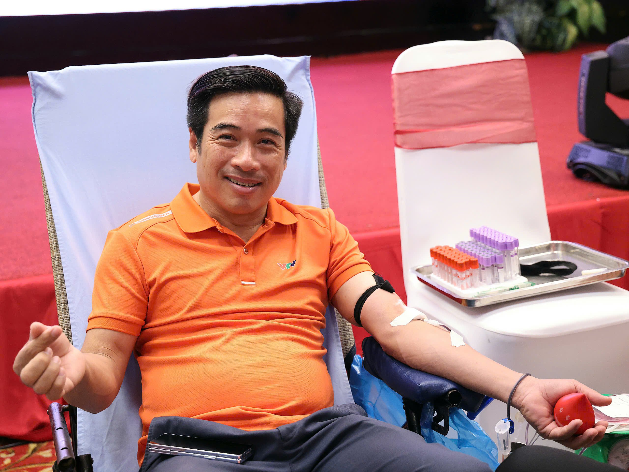 Nhà báo Bùi Vũ Phương - Chánh văn phòng VTV Cần Thơ tham gia hiến máu tình nguyện.